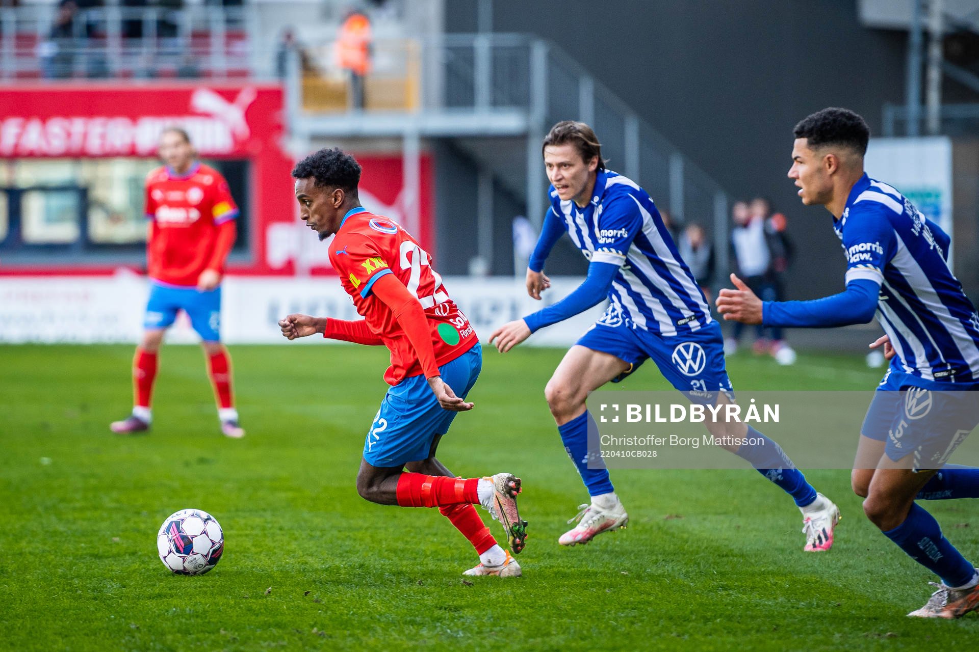 Helsingborgs Taha Ali mot IFK Göteborgs Simon Thern och
