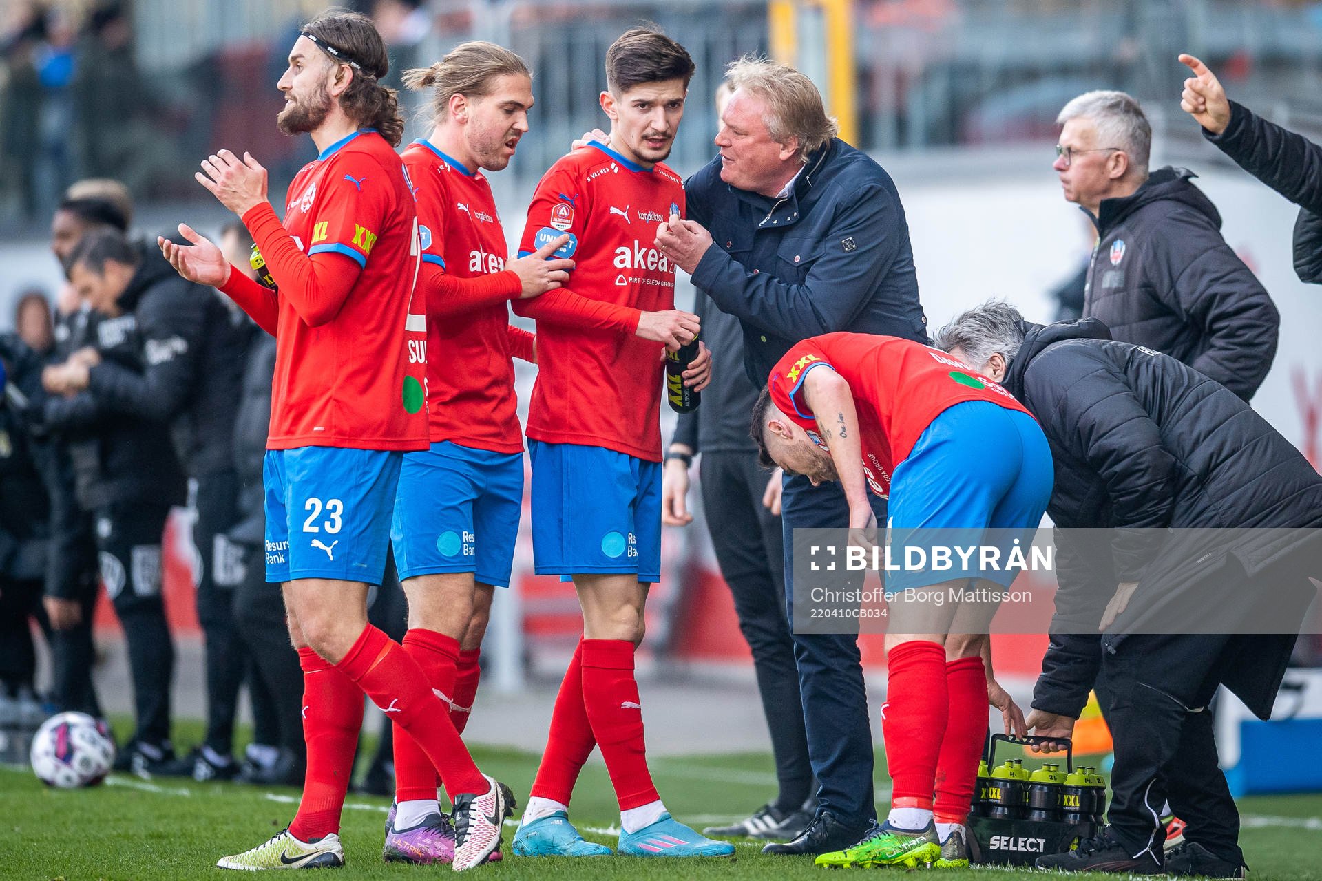 Helsingborgs tränare Jörgen Lennartsson instruerar Armin