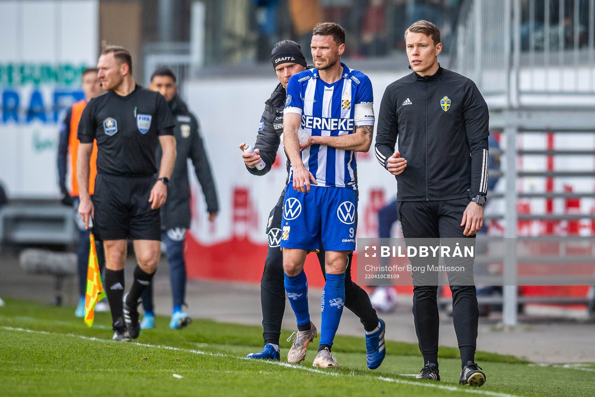 IFK Göteborgs Marcus Berg tar sig för armbågen