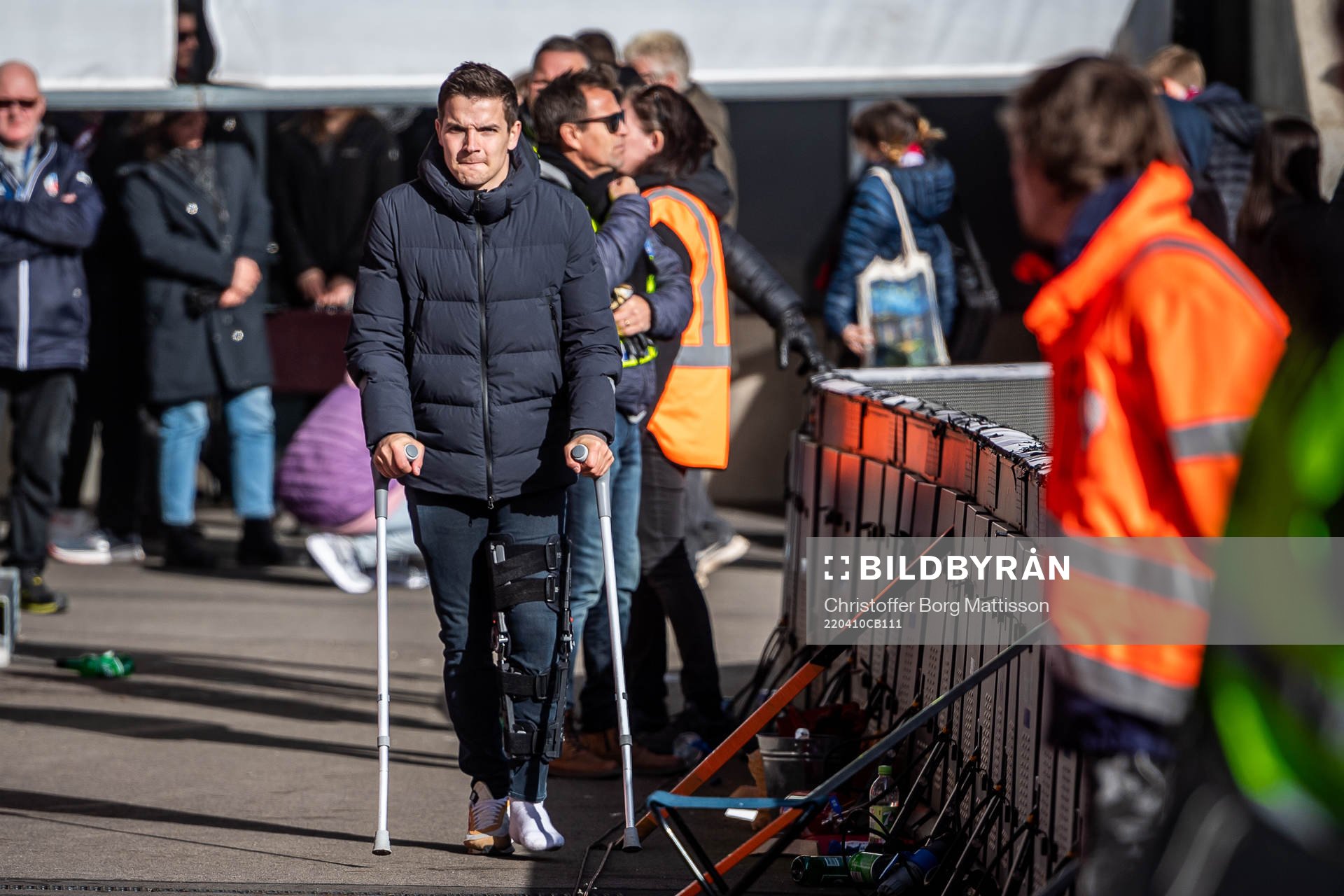 Helsingborgs Brandur Hendriksson Olsen går med kryckor