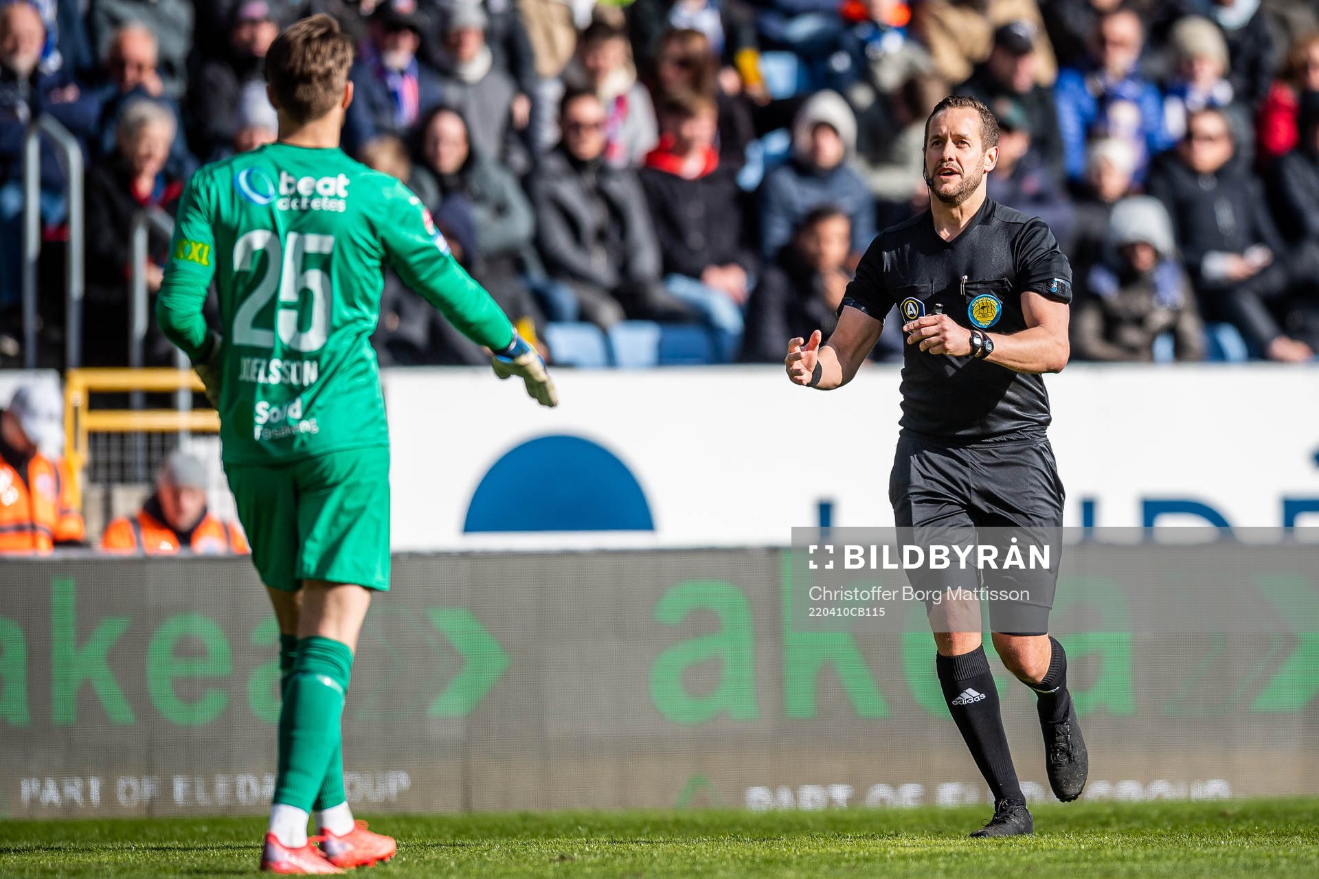Domare Victor Wolf i samtal med Helsingborgs målvakt Kalle