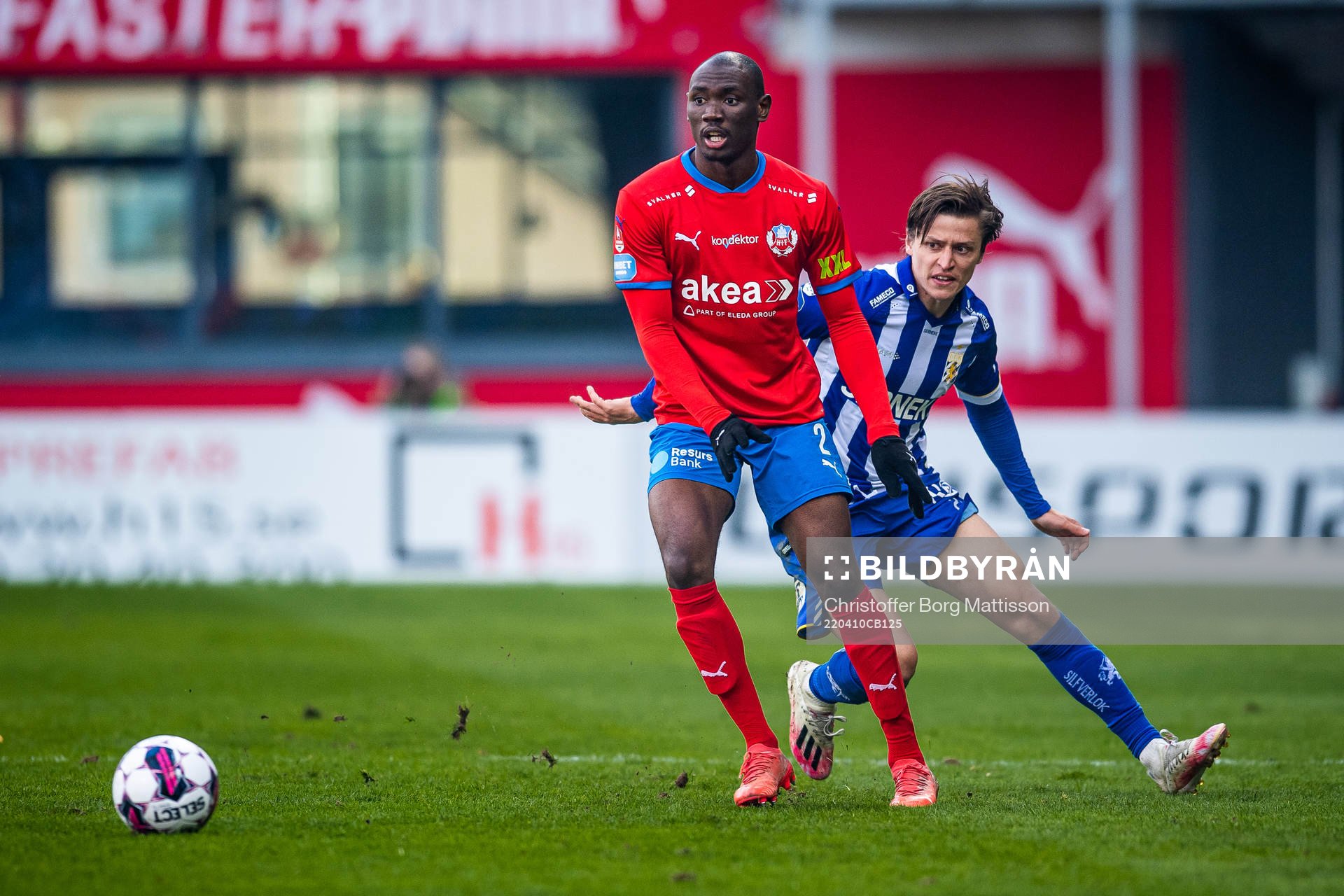Helsingborgs Ravy Tsouka-Dozi och IFK Göteborgs Simon Thern