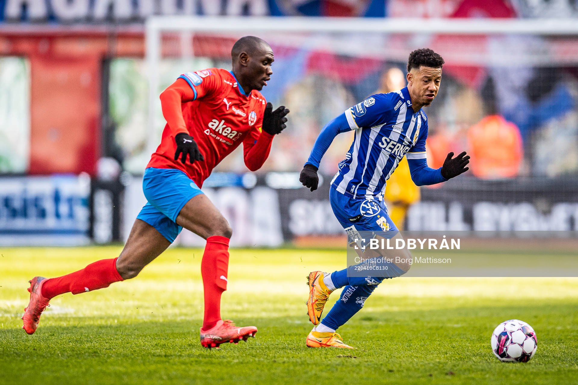 Helsingborgs Ravy Tsouka-Dozi och IFK Göteborgs Tobias Sana