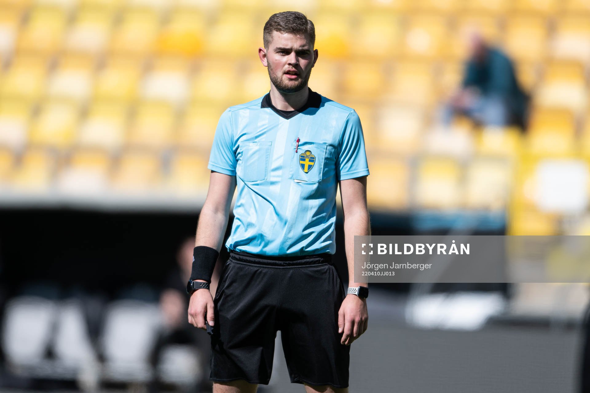 Domare Rasmus Hermansson under fotbollsmatchen i P17 Allsvenskan Södra den 10 april 2022 i Borås. 