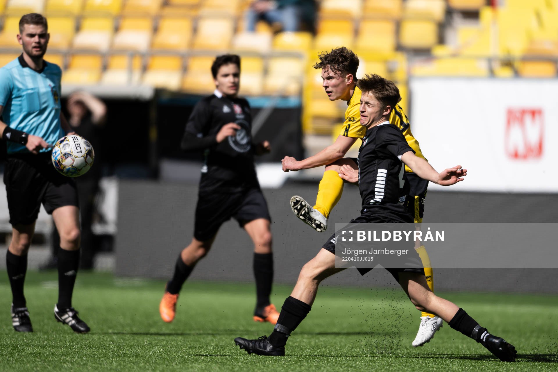 Elfsborgs Enzo Andren och Örebros John Lindhé Rehn under fotbollsmatchen i P17 Allsvenskan Södra den 10 april 2022 i Borås. 