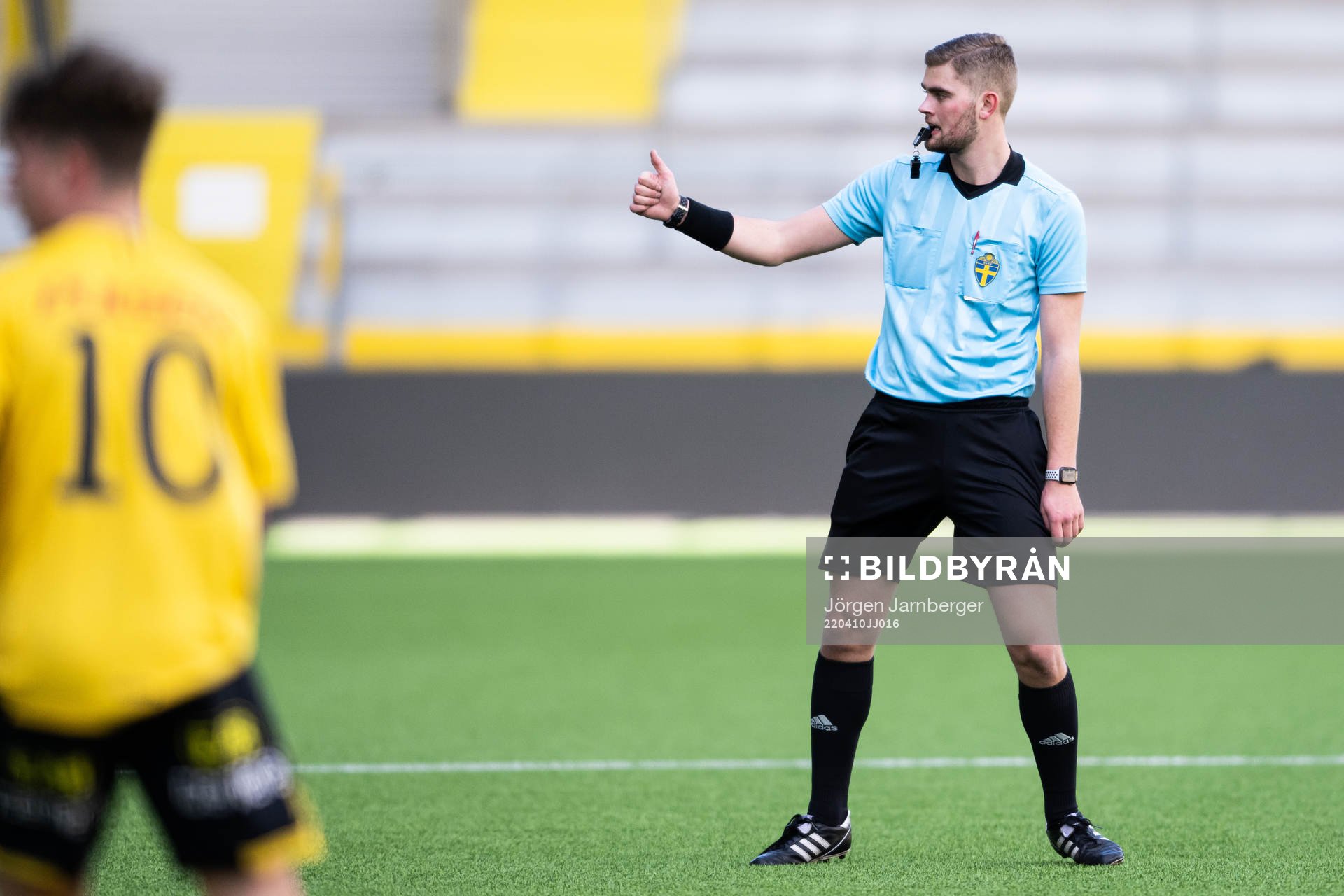Domare Rasmus Hermansson gör tummen upp under fotbollsmatchen i P17 Allsvenskan Södra den 10 april 2022 i Borås. 