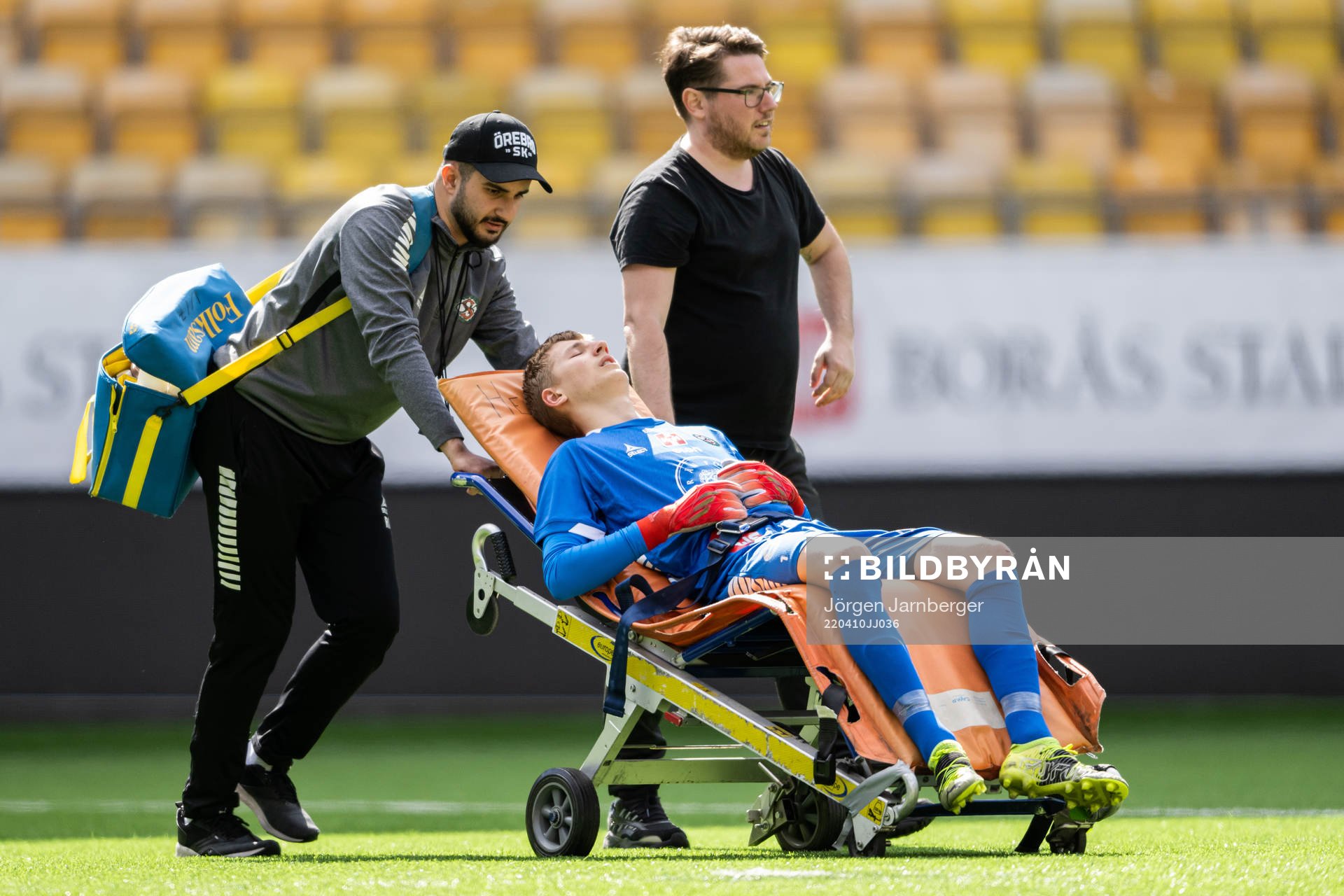 Örebros målvakt Melker Birgersson får hjälp av planen