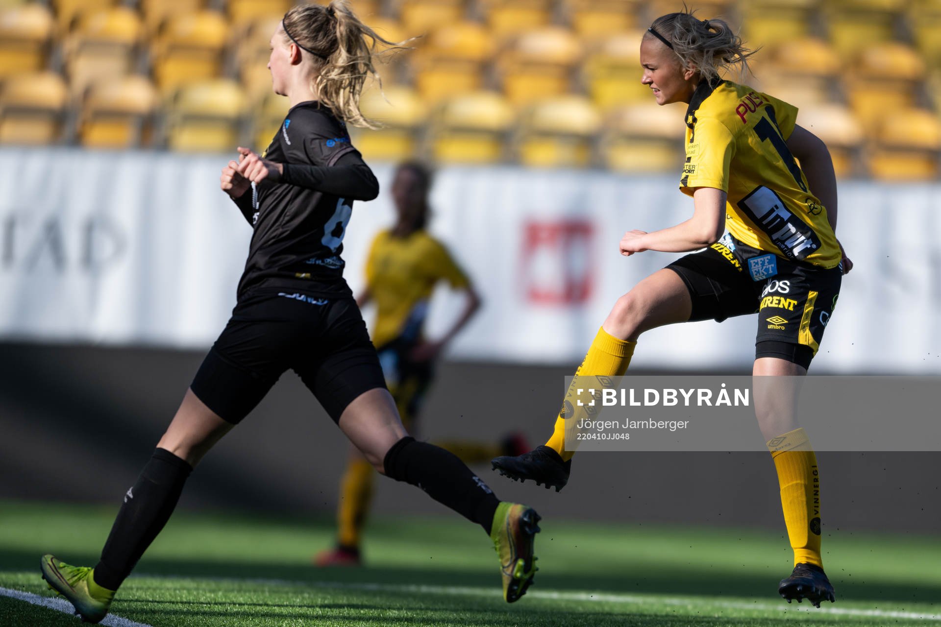 Elfsborgs Matilda Ståhlbom Karlsson skjuter 1-0 och gör lagets första mål i serien under fotbollsmatchen i Div 2 Mellersta Götaland mellan Elfsborg och Bankeryd den 10 april 2022 i Borås.