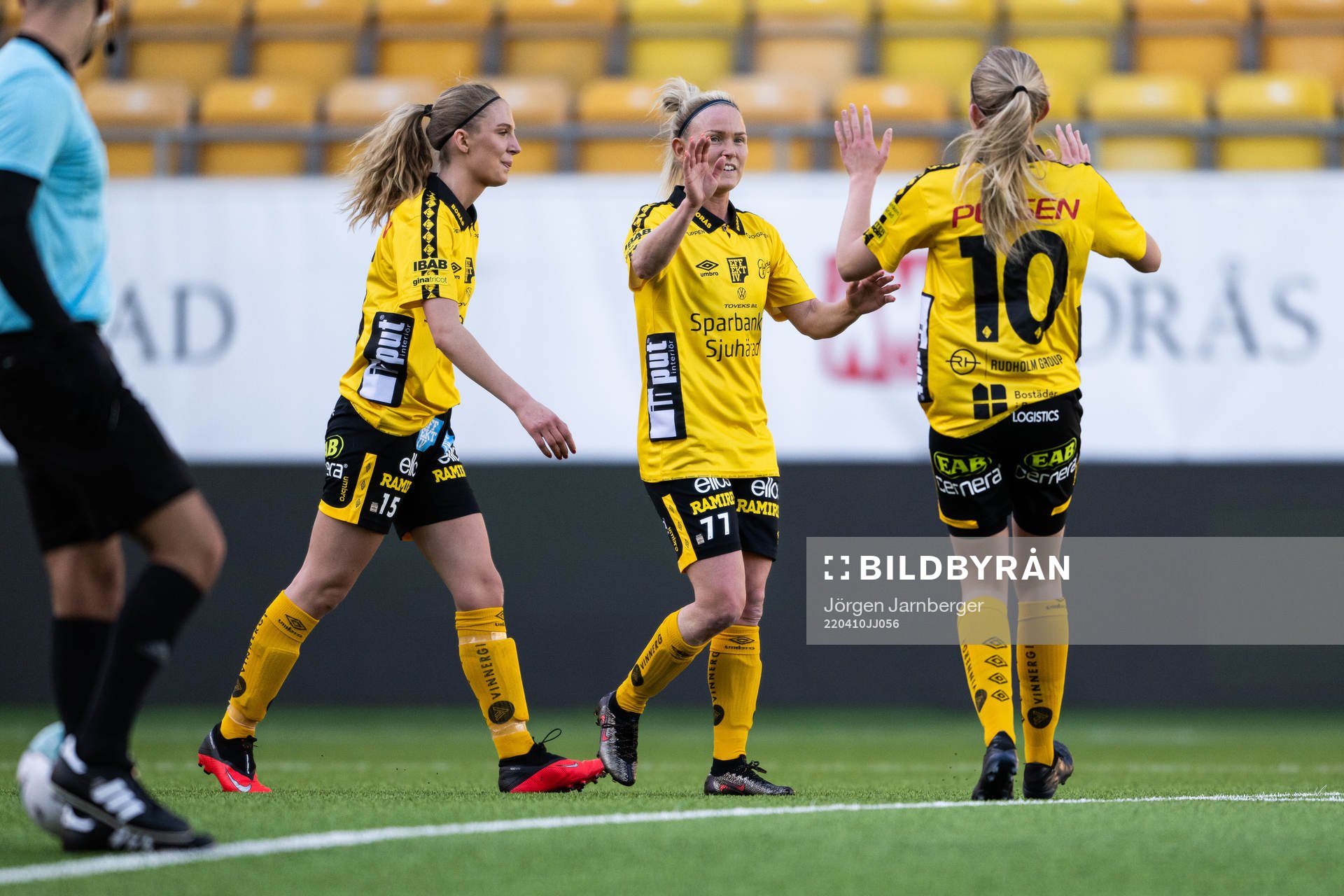 Elfsborgs Sara Jardving jublar med Saga Andersson och
