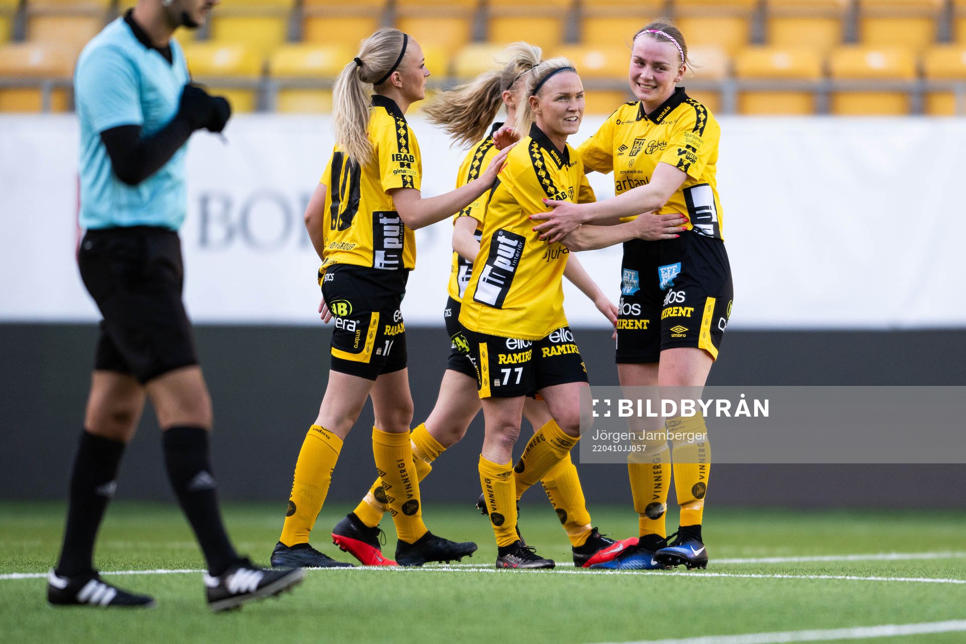Elfsborgs Sara Jardving jublar med Matilda Ståhlbom