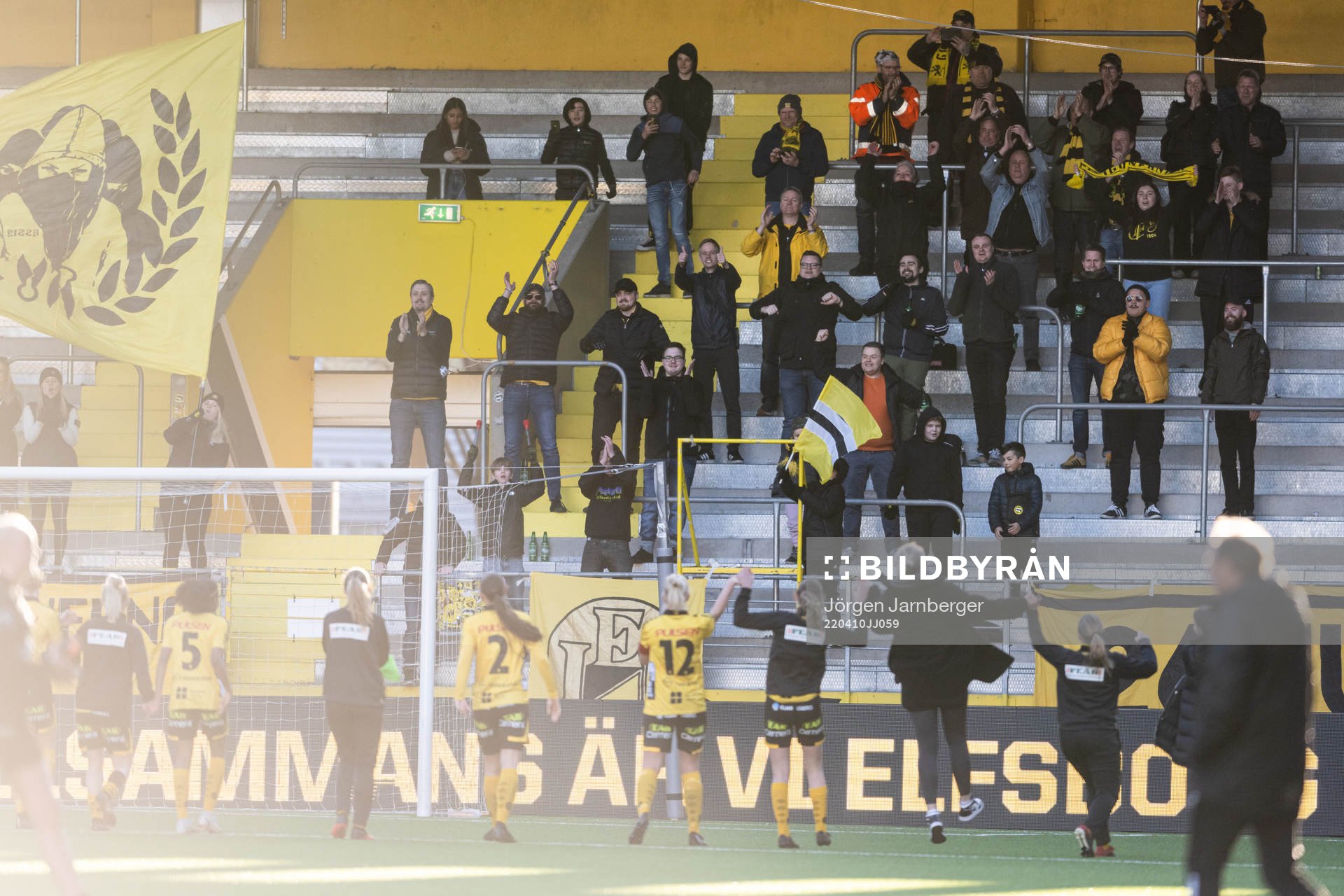 Elfsborgs spelare jublar med supportrarna