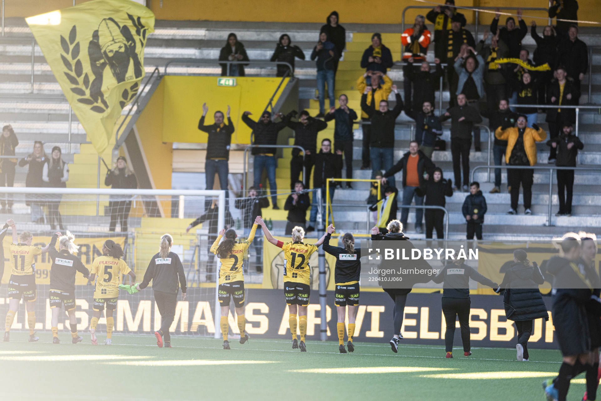 Elfsborgs spelare jublar med supportrarna efter fotbollsmatchen i Div 2 Mellersta Götaland mellan Elfsborg och Bankeryd den 10 april 2022 i Borås. 