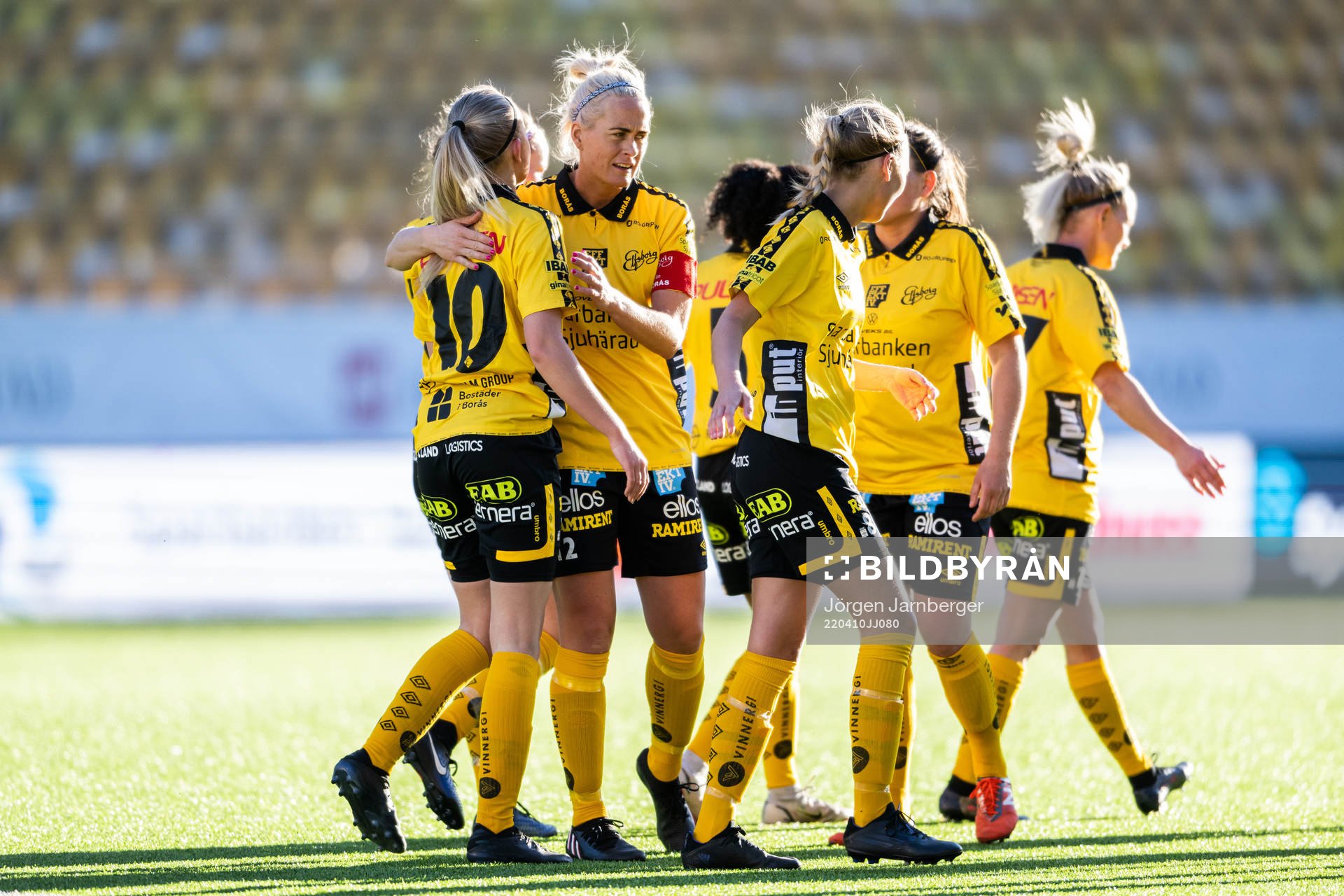 Elfsborgs Matilda Ståhlbom Karlsson jublar med laget efter 5-2 under fotbollsmatchen i Div 2 Mellersta Götaland mellan Elfsborg och Bankeryd den 10 april 2022 i Borås. 