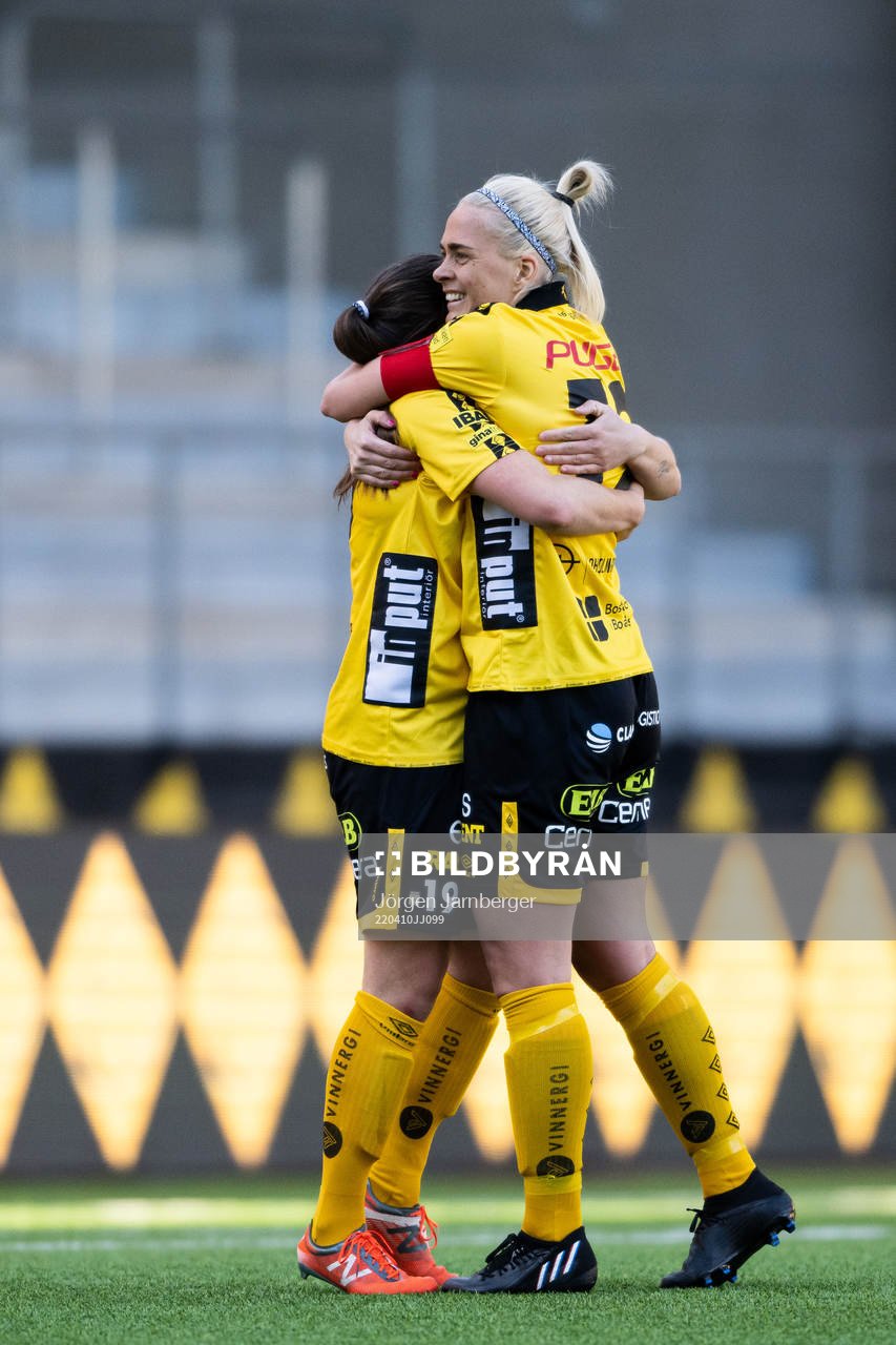 Elfsborgs Johanna Kalinski Köhlqust och Ellen Larsson jublar efter 2-1 under fotbollsmatchen i Div 2 Mellersta Götaland mellan Elfsborg och Bankeryd den 10 april 2022 i Borås.