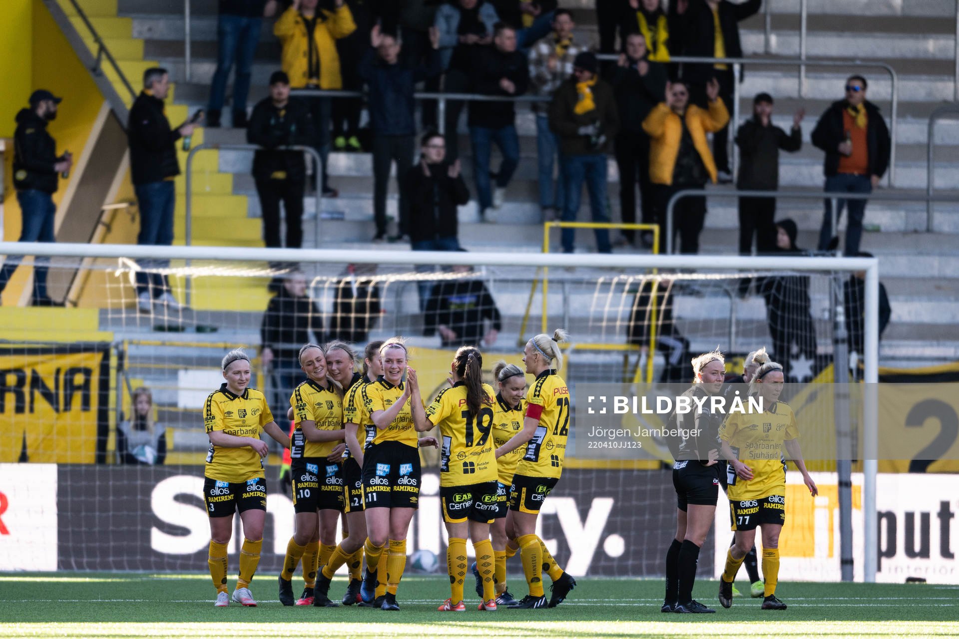 Elfsborgs spelare jublar då Matilda Ståhlbom Karlsson gjort 4-1 under fotbollsmatchen i Div 2 Mellersta Götaland mellan Elfsborg och Bankeryd den 10 april 2022 i Borås. 
