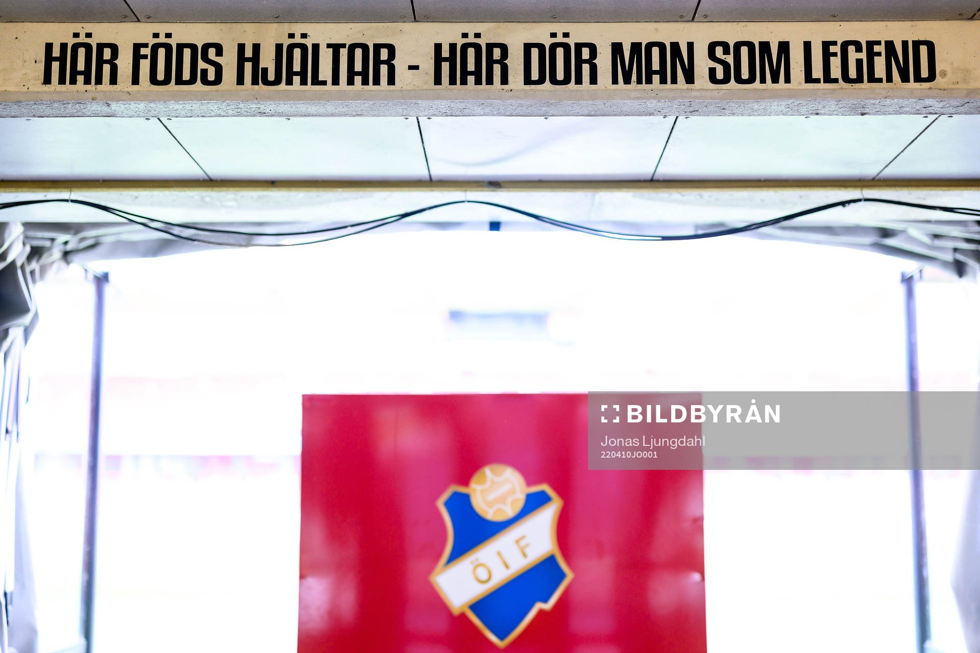 Spelargång till planen före fotbollsmatchen i Superettan