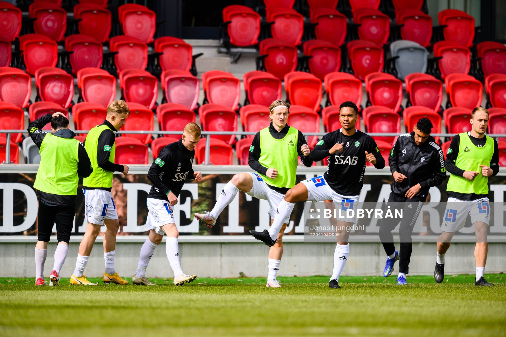 Brages spelare värmer upp före fotbollsmatchen i