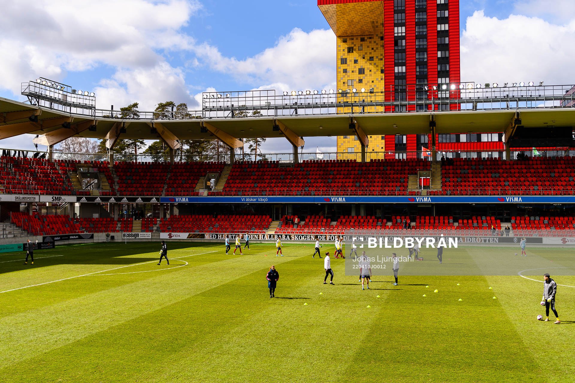 Östers spelare värmer upp före fotbollsmatchen i