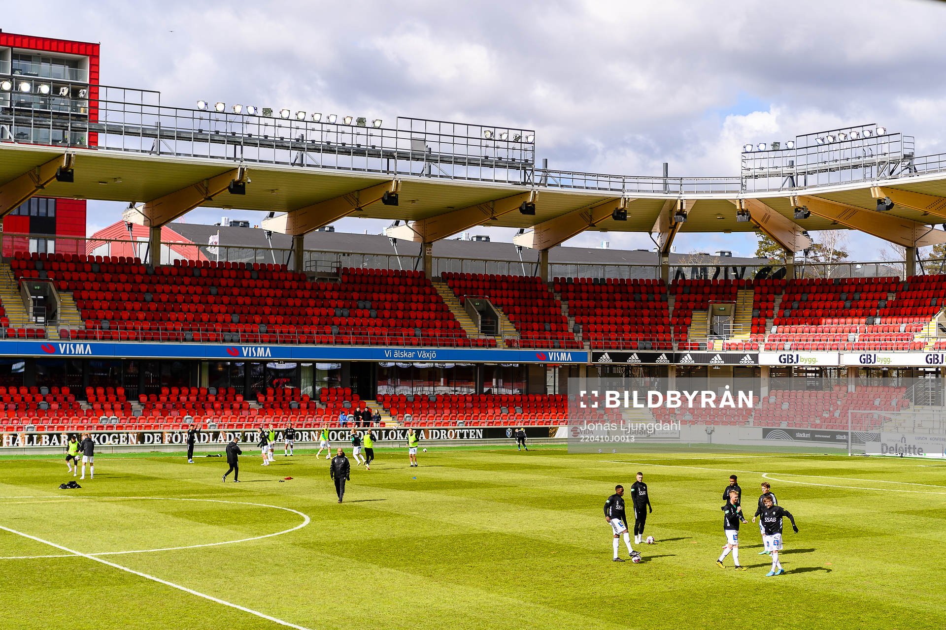 Brages spelare värmer upp före fotbollsmatchen i