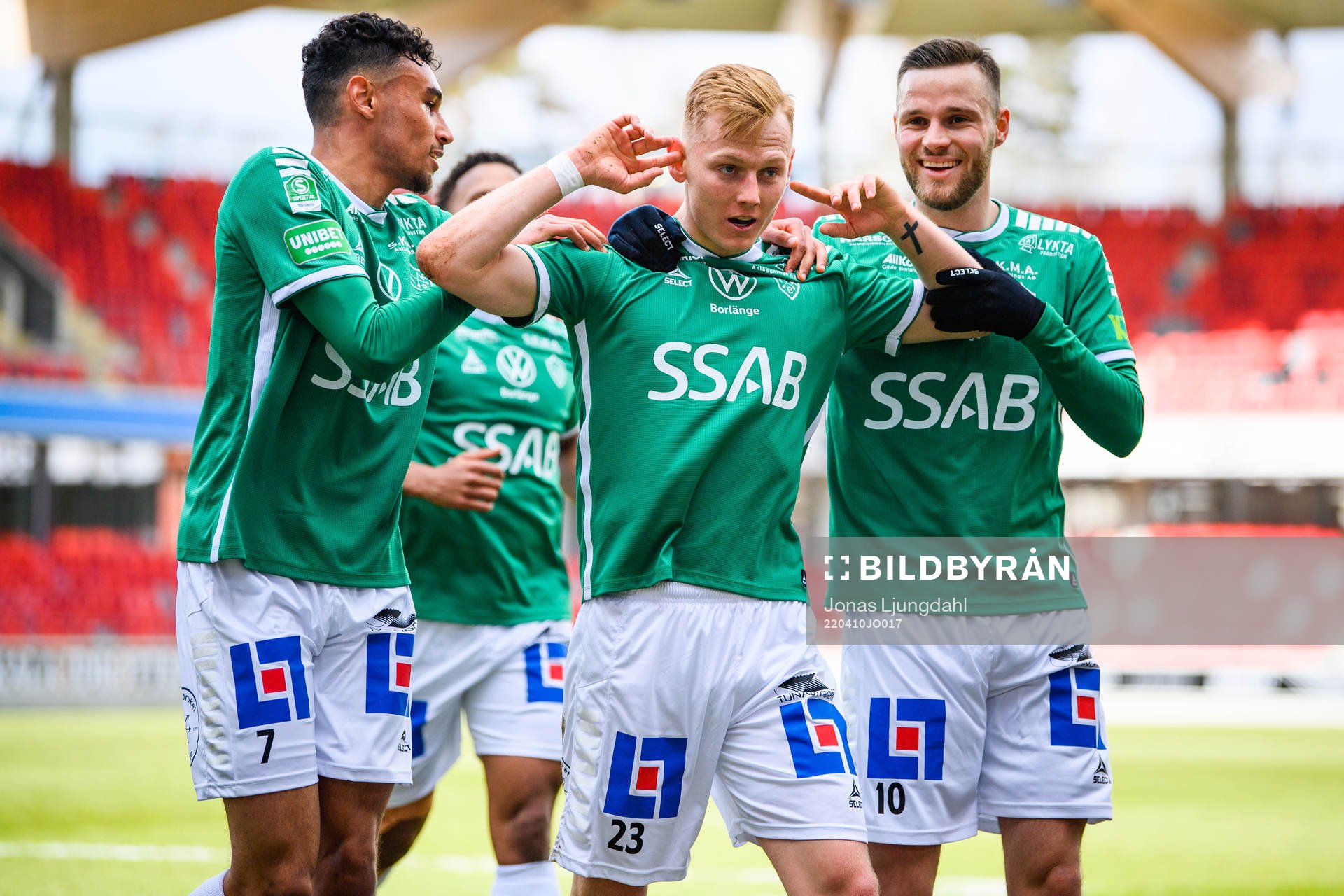 Brages Christopher Redenstrand jublar med lagkamrater