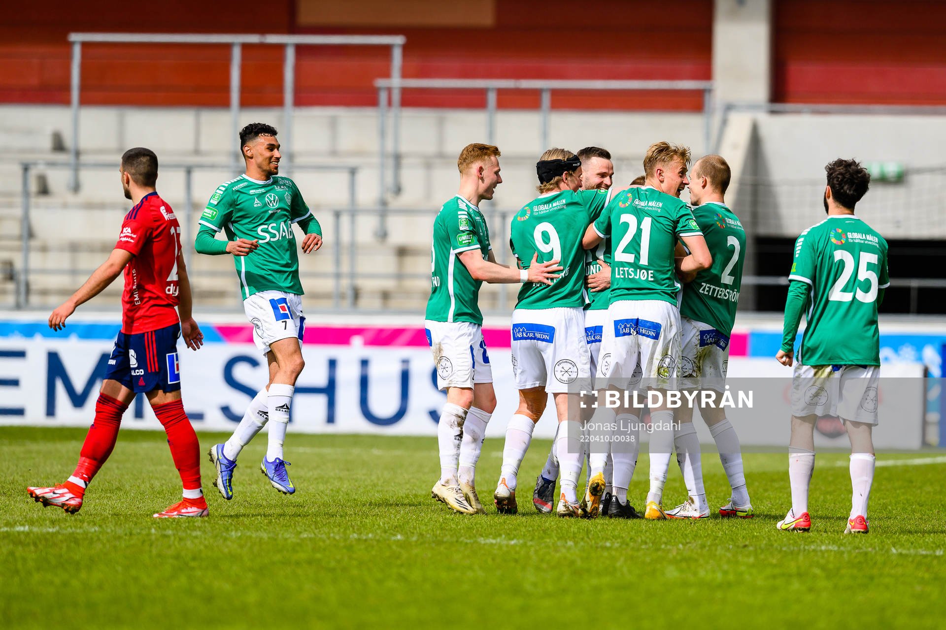 Brages spelare jublar efter mål 1-2 under fotbollsmatchen i Superettan mellan Öster och Brage den 10 april 2022 i Växjö. 