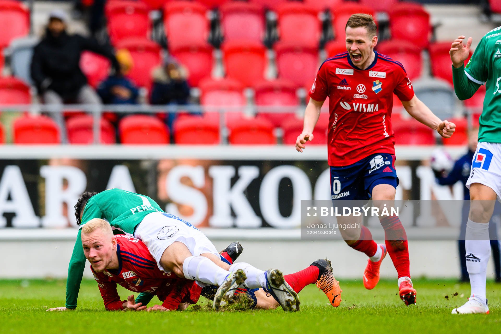 Östers Adam Bergmark Wiberg och Alex Thor Hauksson jublar efter mål 1-1 under fotbollsmatchen i Superettan mellan Öster och Brage den 10 april 2022 i Växjö.