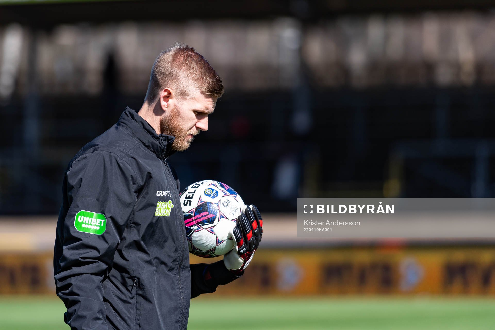 Varbergs målvakt Fredrik Andersson före fotbollsmatchen i Allsvenskan mellan Varberg och Kalmar den 10 april 2022 i Varberg. 