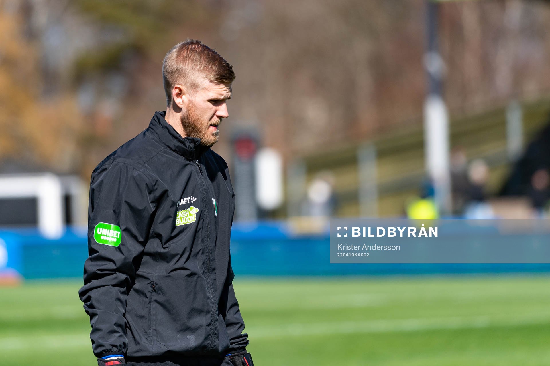 Varbergs målvakt Fredrik Andersson före fotbollsmatchen i Allsvenskan mellan Varberg och Kalmar den 10 april 2022 i Varberg. 