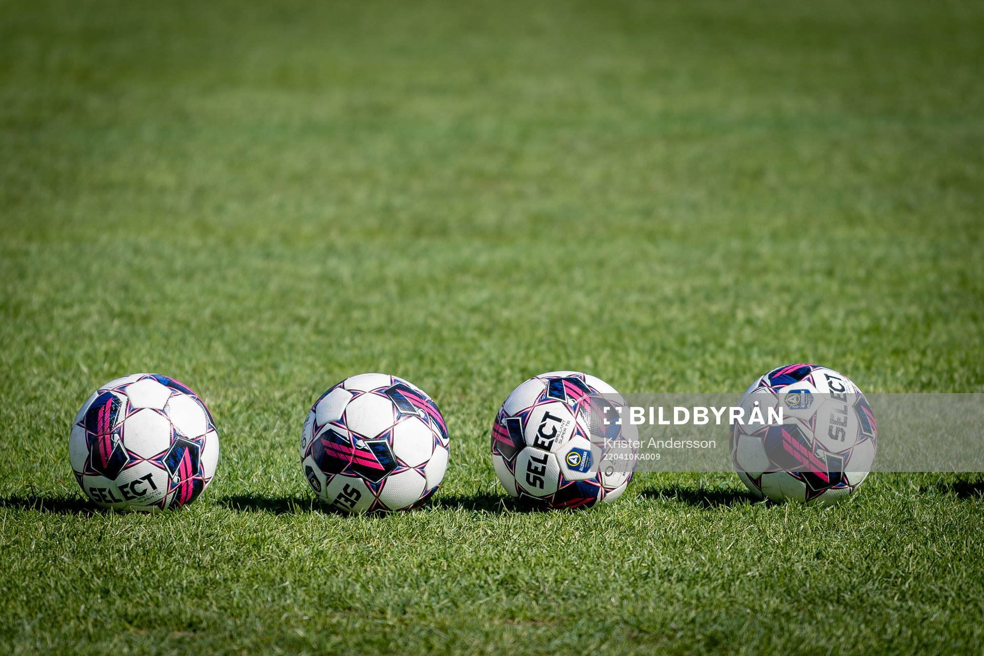Fotbollar före fotbollsmatchen i Allsvenskan mellan