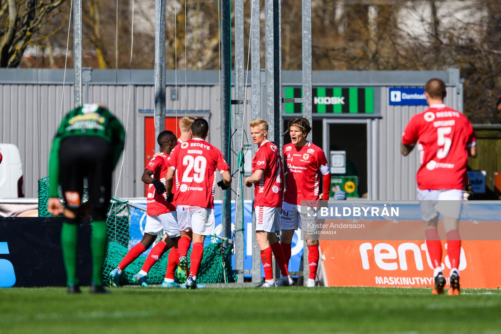 Kalmars Nahom Girmai Netabay jublar med lagkamrater