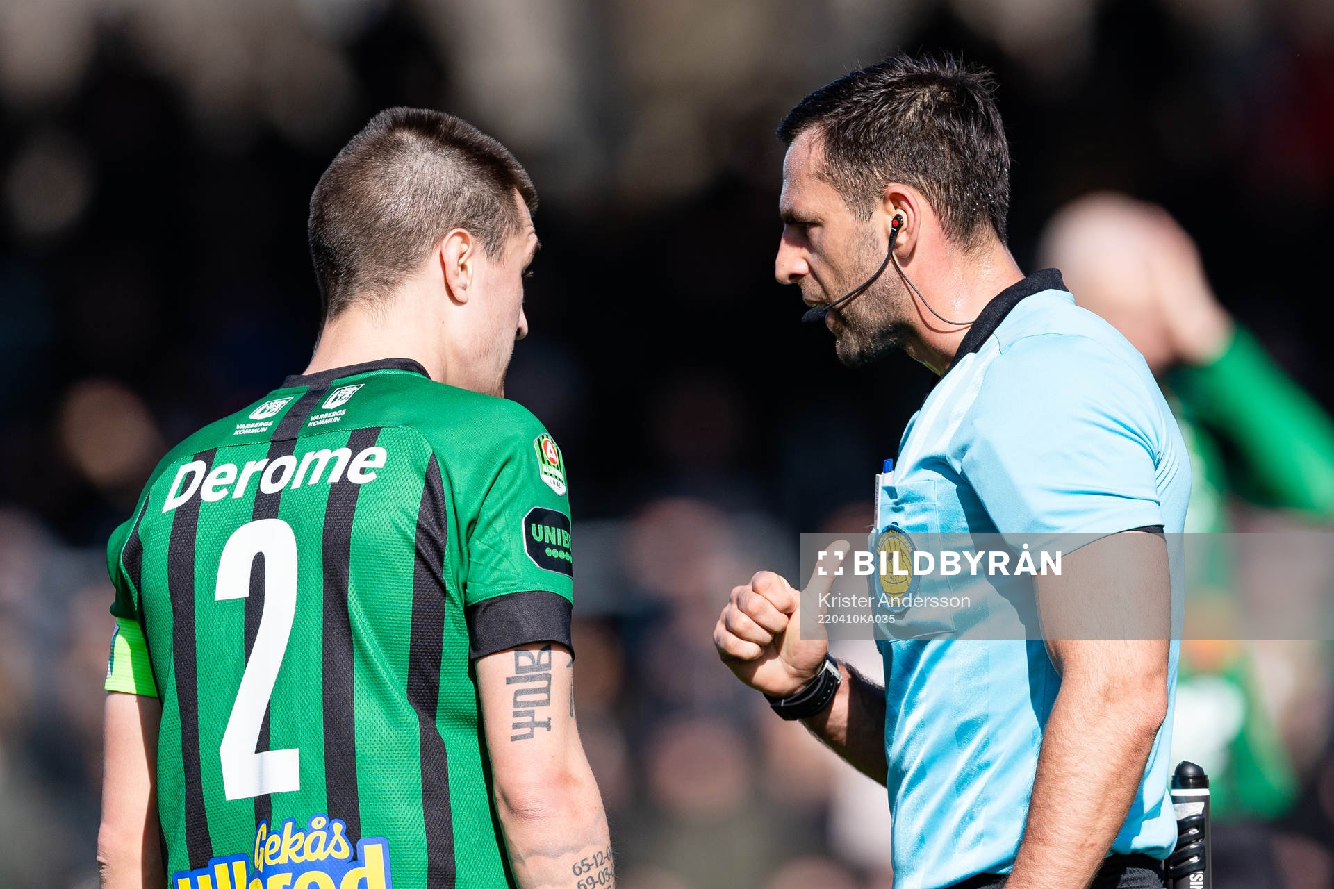 Varbergs Jon Birkfeldt och domare Granit Maqedonci
