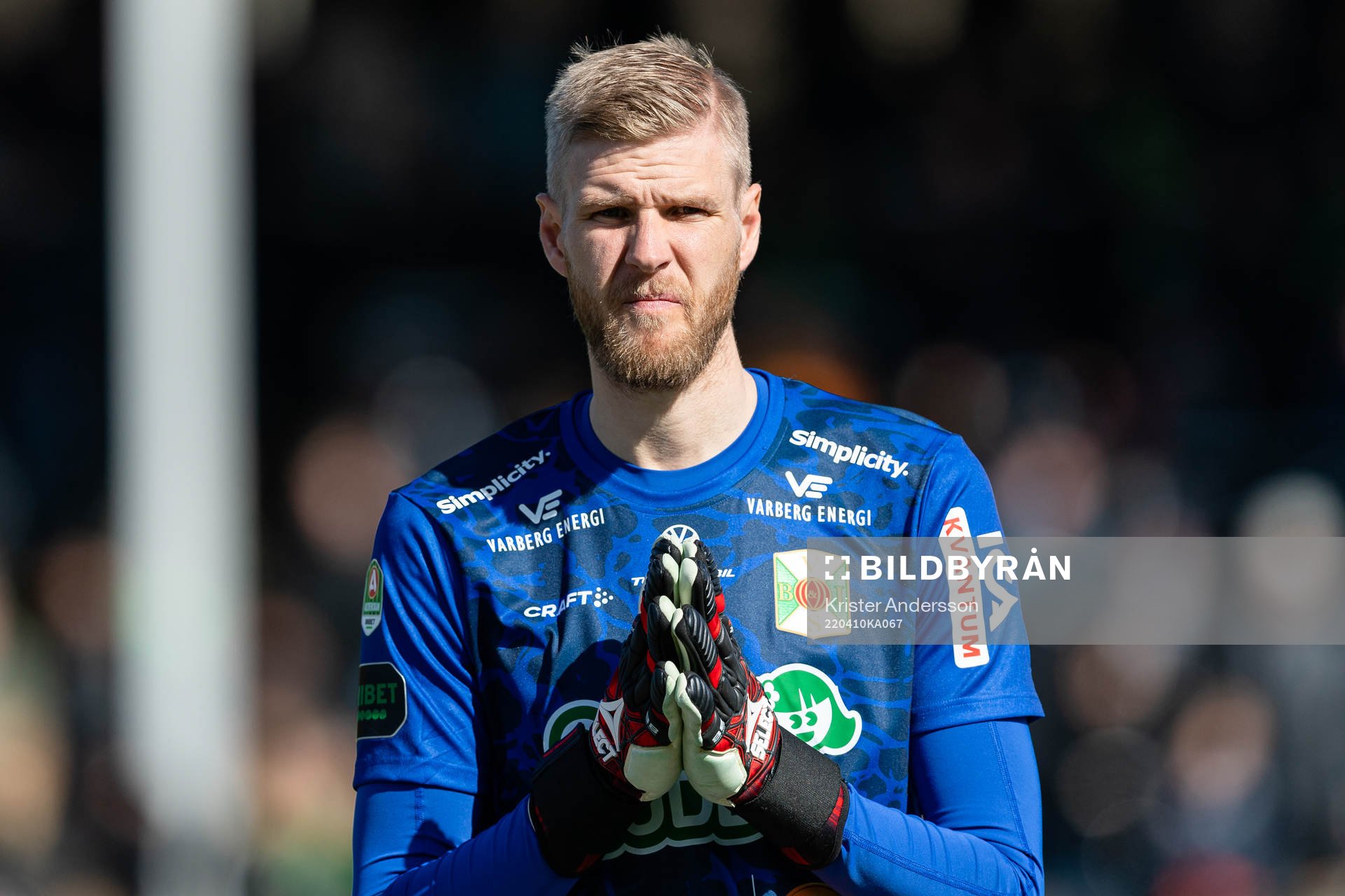 Varbergs målvakt Fredrik Andersson före fotbollsmatchen i Allsvenskan mellan Varberg och Kalmar den 10 april 2022 i Varberg. 