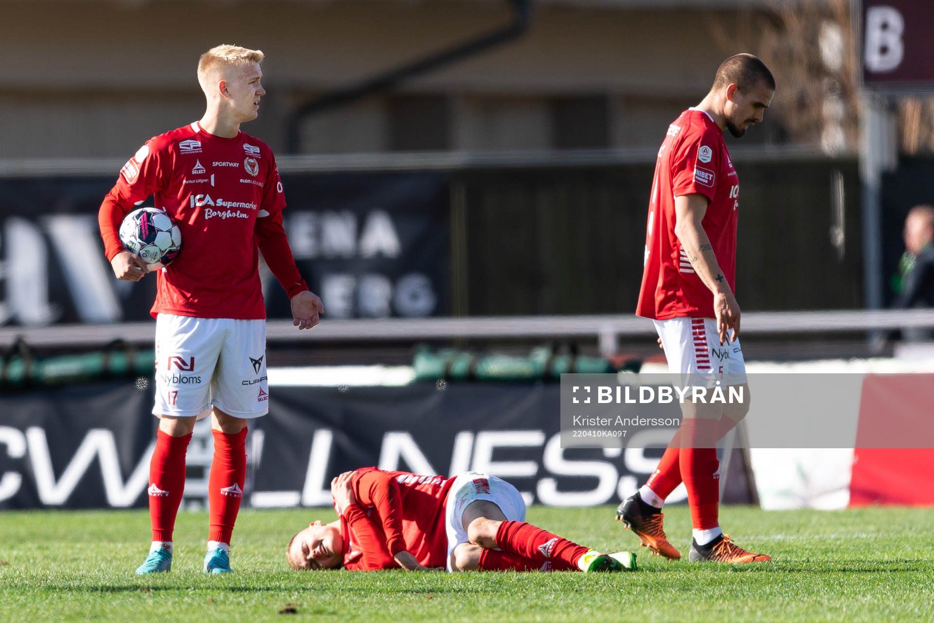 Kalmars Filip Sachpekidis tittar på medans Davíd