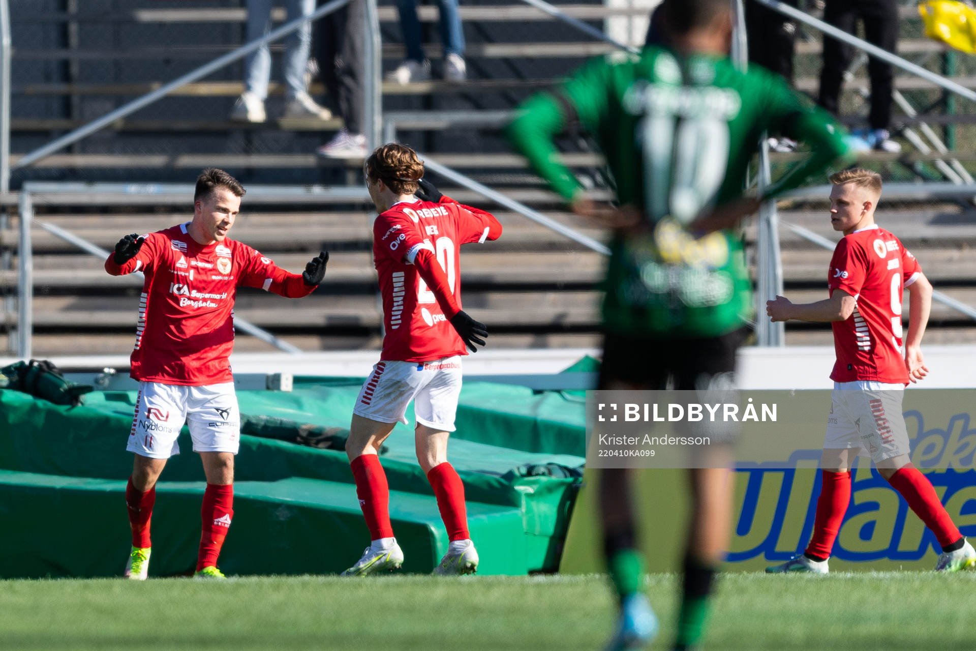 Kalmars Simon Skrabb jublar under fotbollsmatchen i Allsvenskan mellan Varberg och Kalmar den 10 april 2022 i Varberg. 