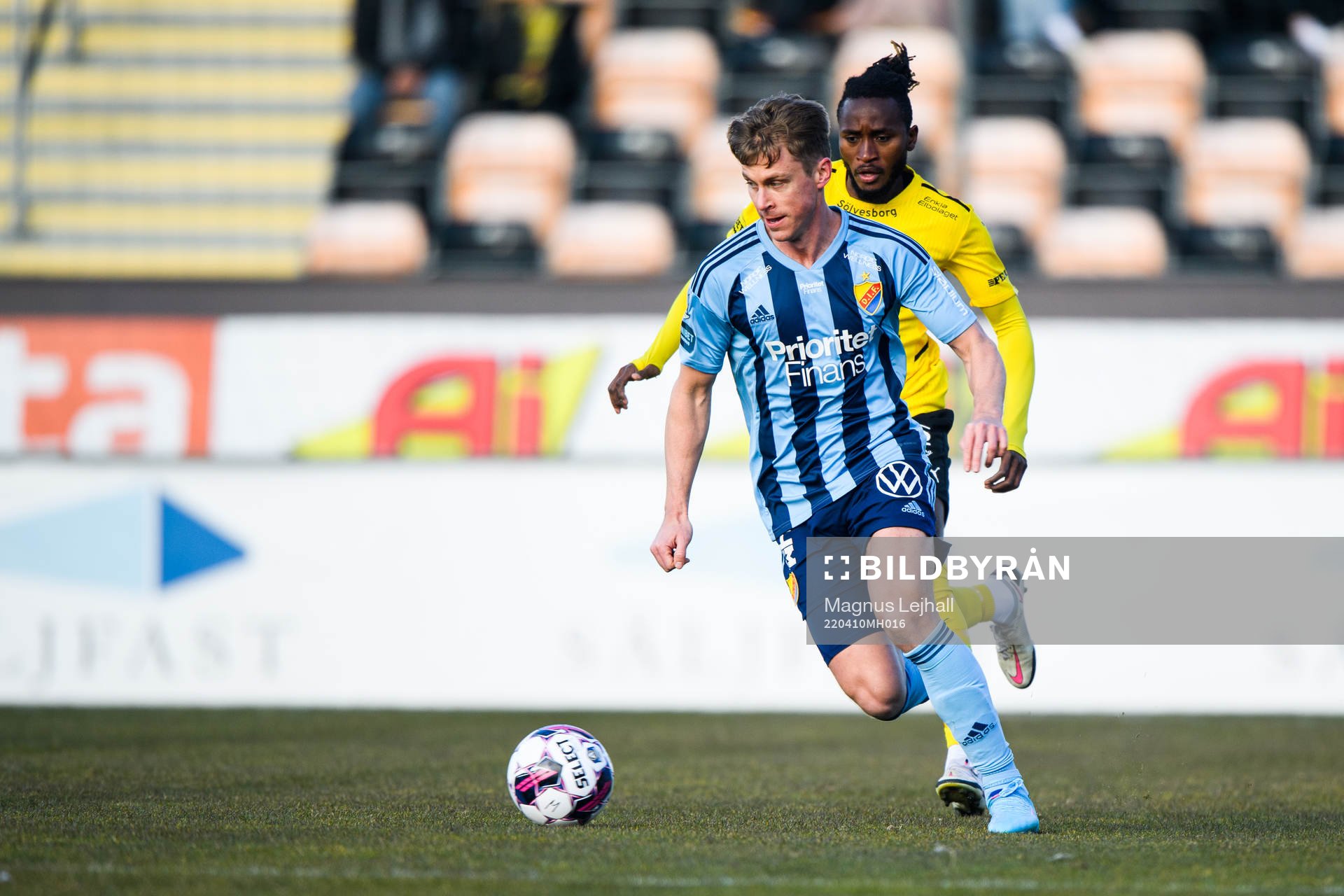 Djurgårdens Rasmus Schüller och Mjällbys Mamudu Moro