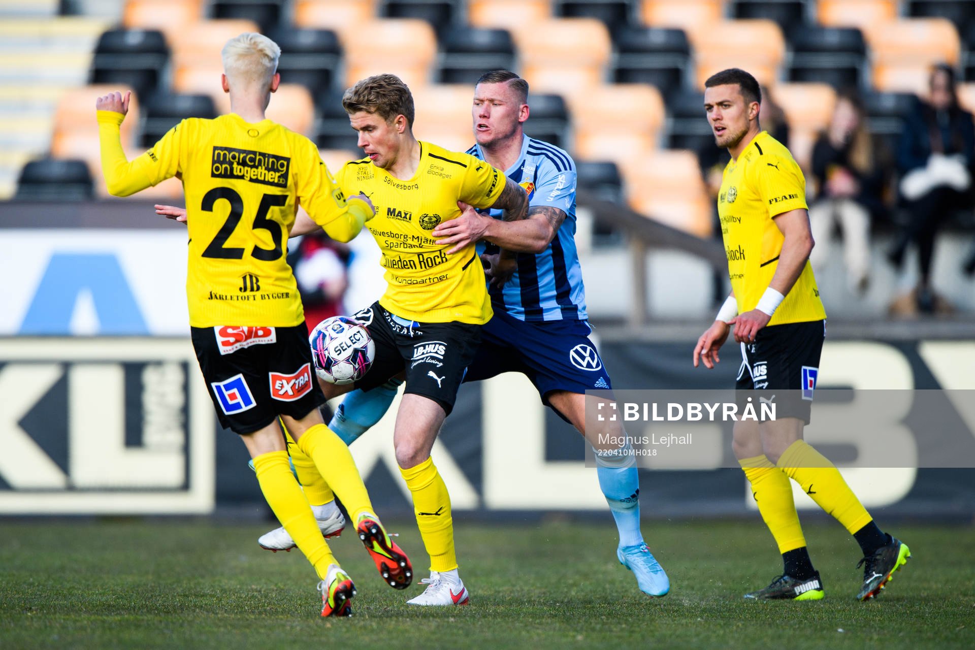 Mjällbys Magnus Wörts och Djurgårdens Victor Edvardsen