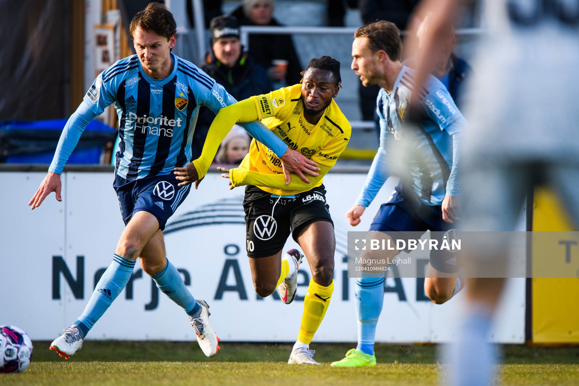 Djurgårdens Hjalmar Ekdal och Mjällbys Mamudu Moro