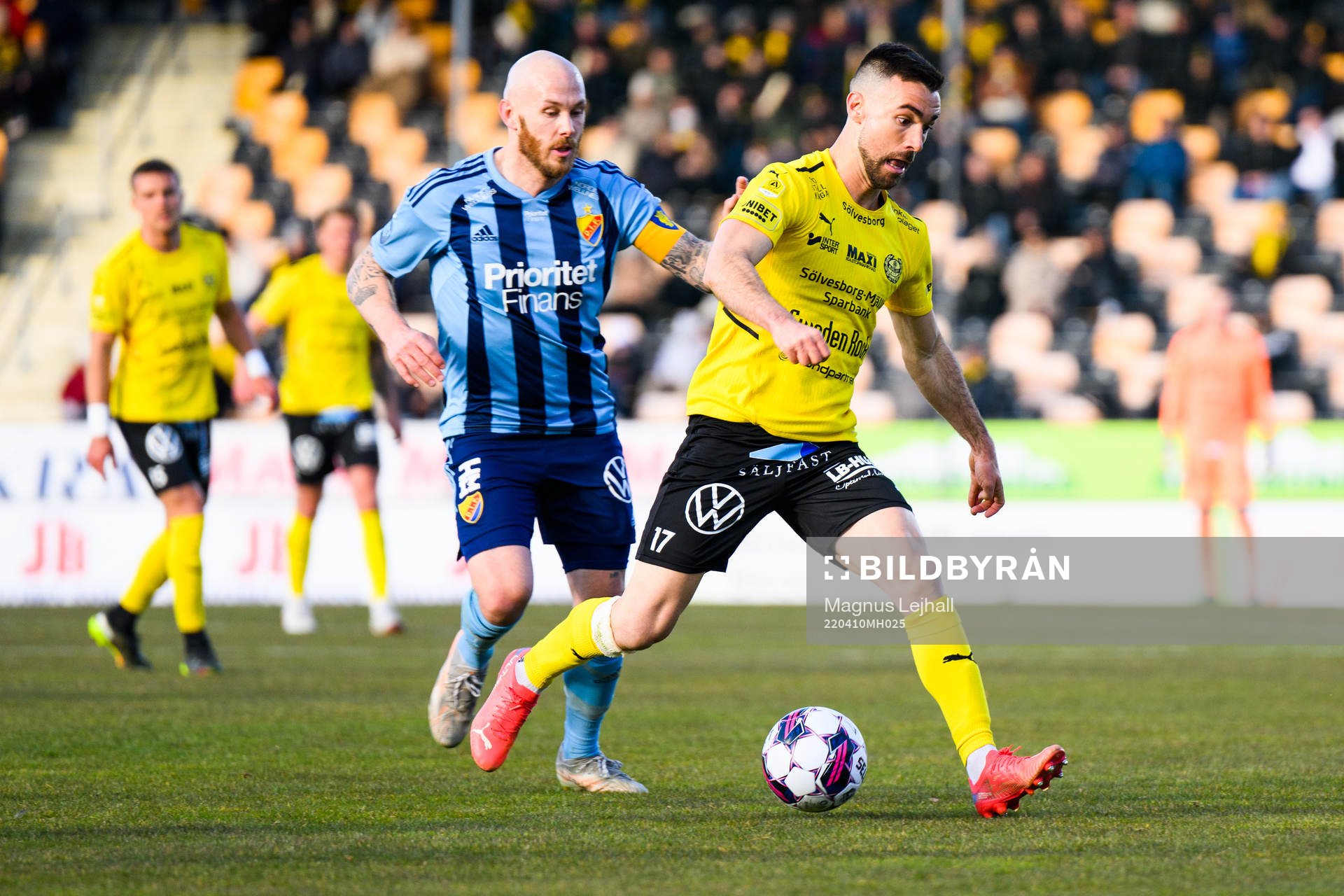 Djurgårdens Magnus Eriksson och Mjällbys Carlos Moros