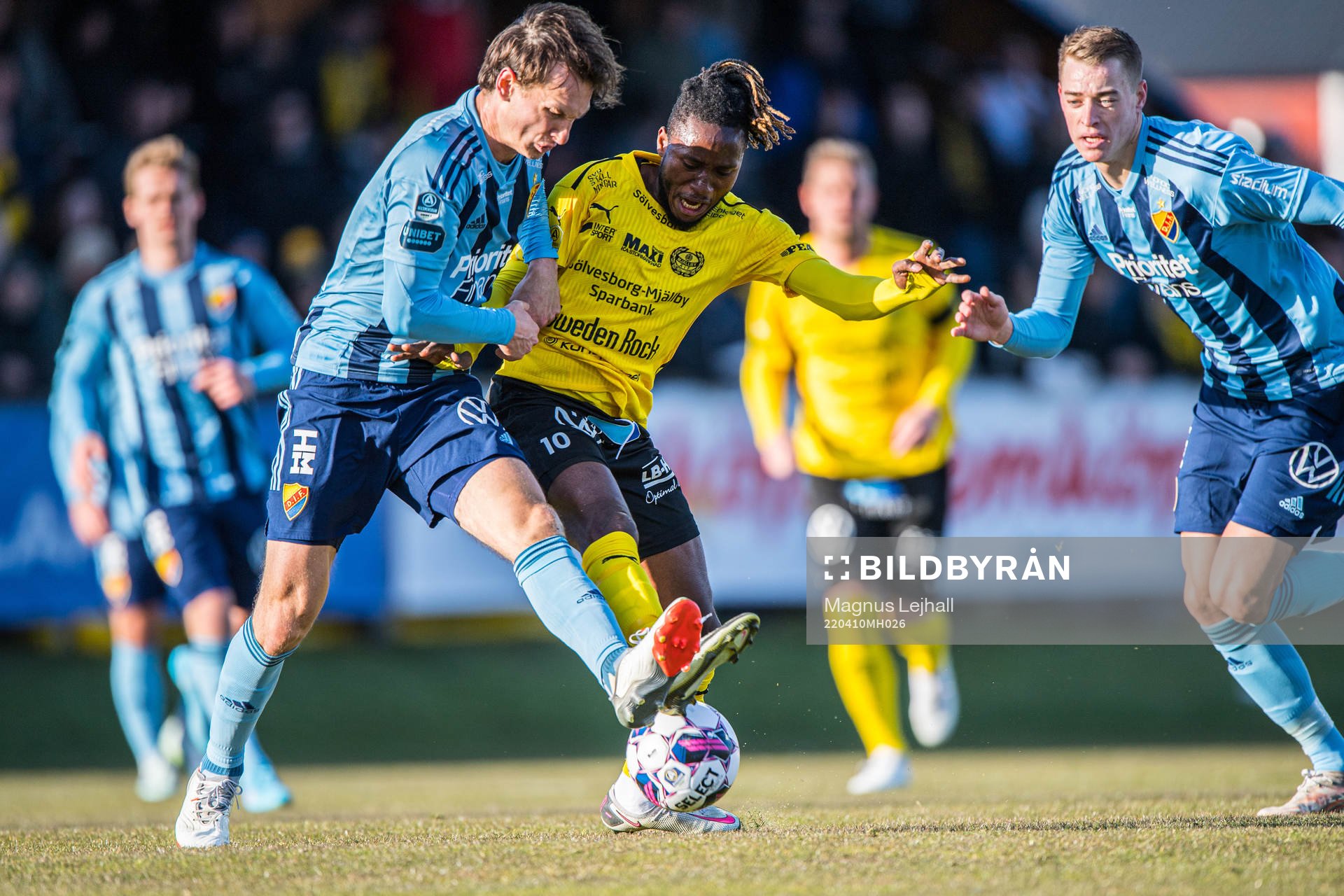 Djurgårdens Hjalmar Ekdal och Mjällbys Mamudu Moro