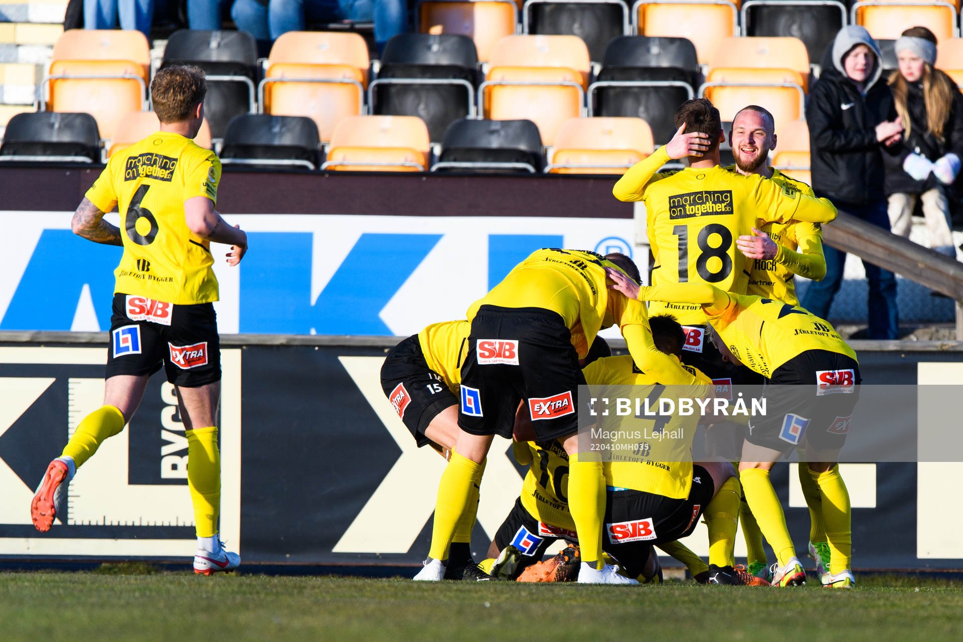Mjällbys Mamudu Moro jublar med lagkamrater