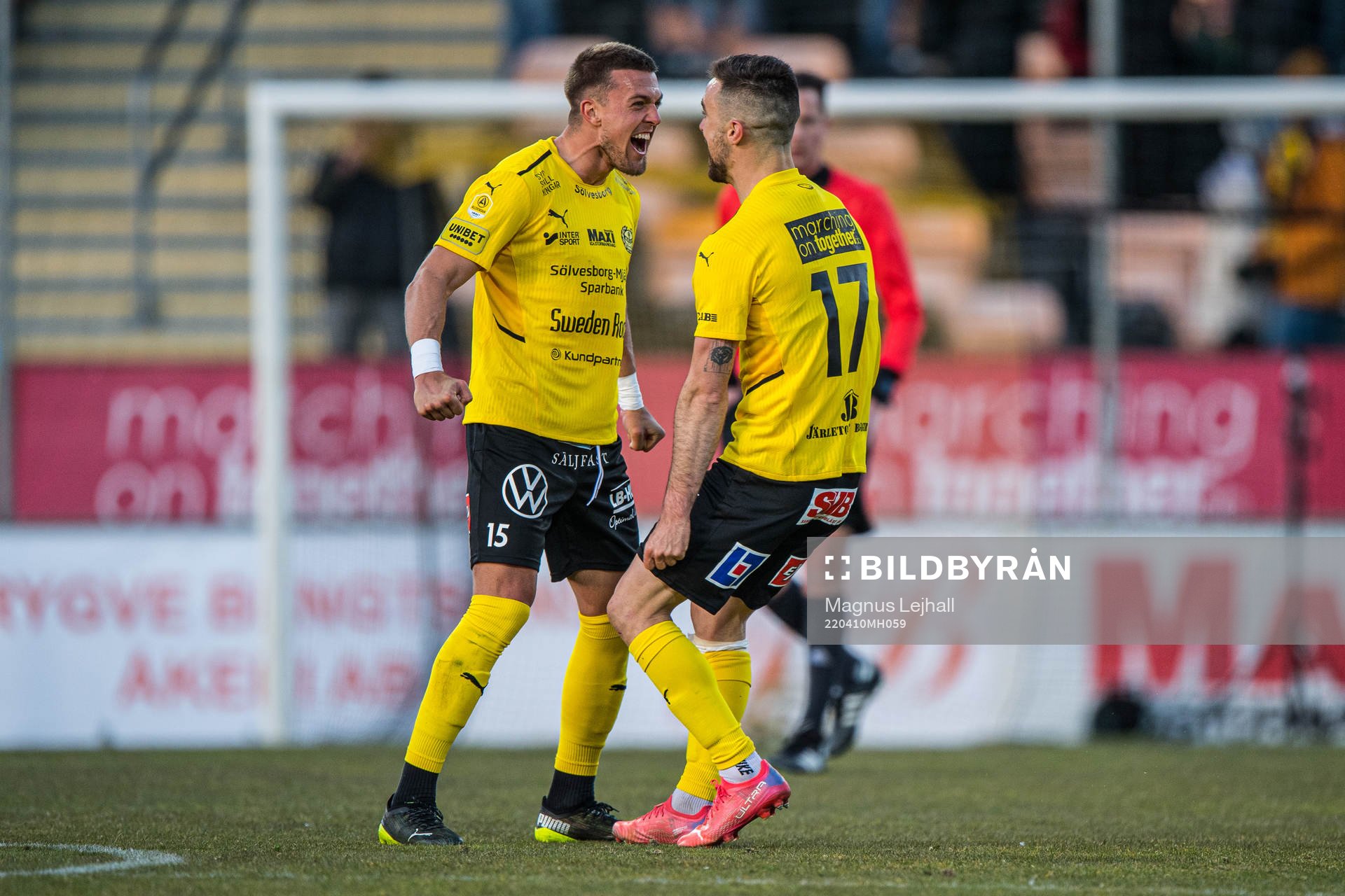 Mjällbys Ivan Kričak och Carlos Moros Gracia  jublar