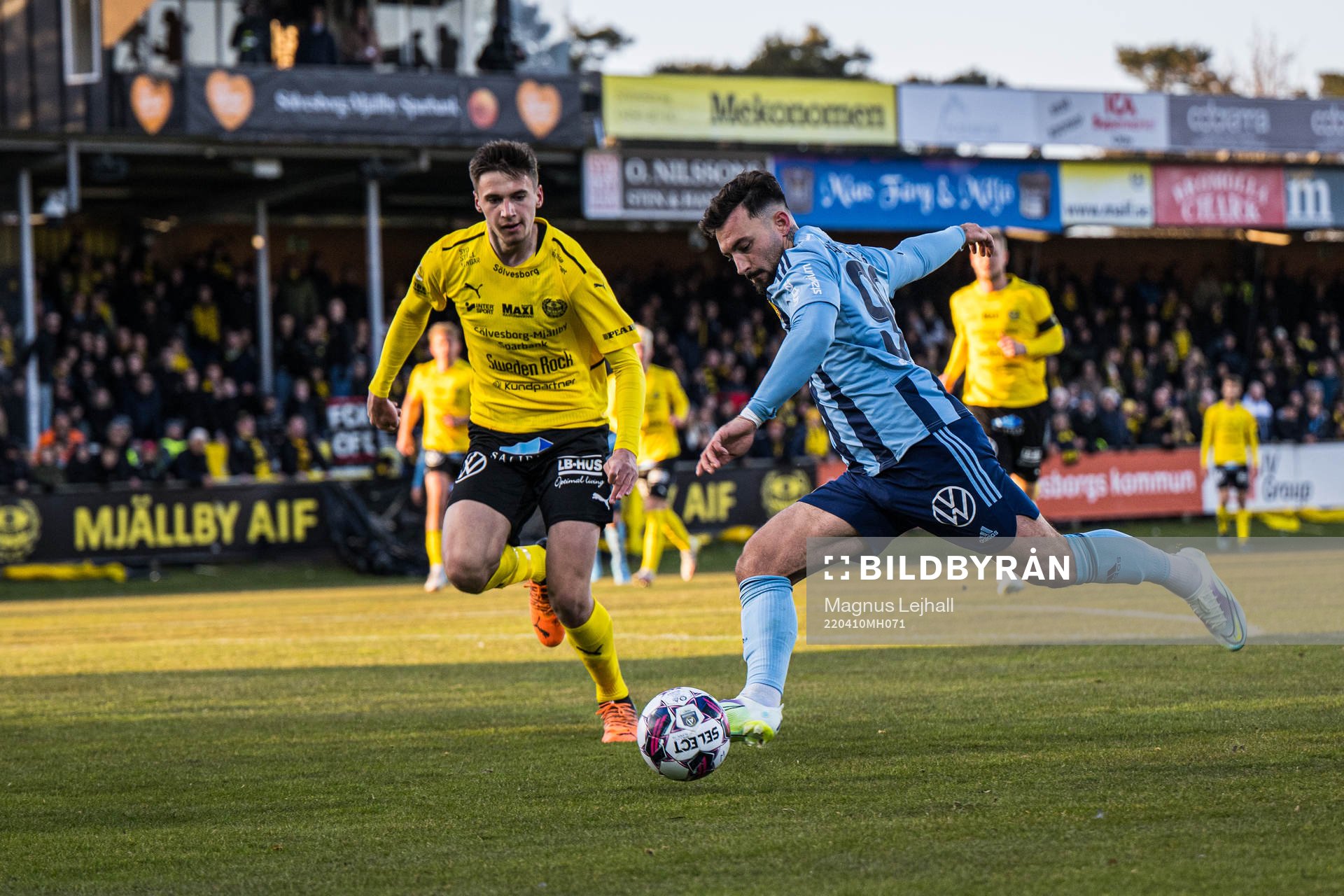 Djurgårdens Sead Haksabanovic och Mjällbys Noah Eile