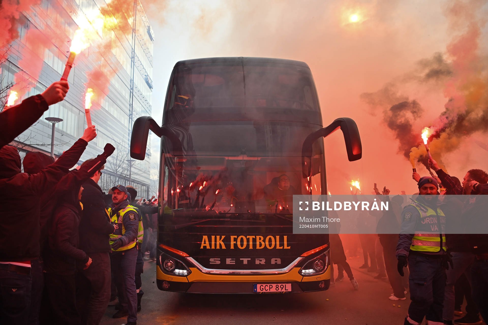 s spelarbuss anländer