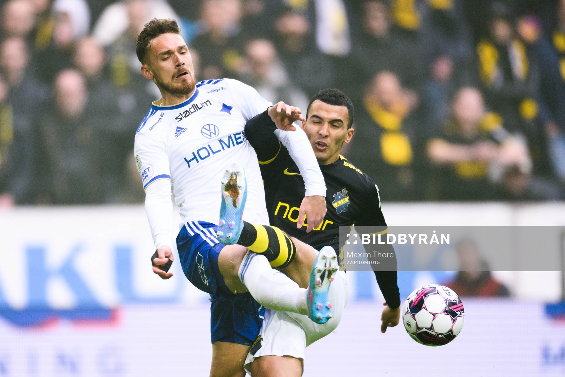 IFK Norrköpings Linus Wahlqvist Egnell och AIK:s Nabil Bahoui under fotbollsmatchen i Allsvenskan mellan AIK och IFK Norrköping den 10 april 2022 i Stockholm.