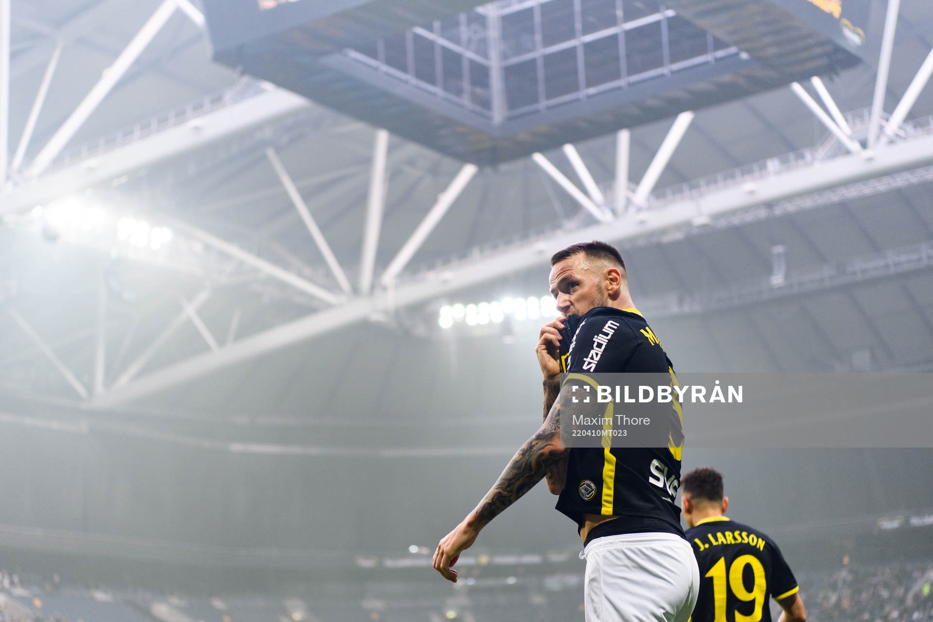 AIK:s Alexander Milosevic jublar efter 1-0 under fotbollsmatchen i Allsvenskan mellan AIK och IFK Norrköping den 10 april 2022 i Stockholm.