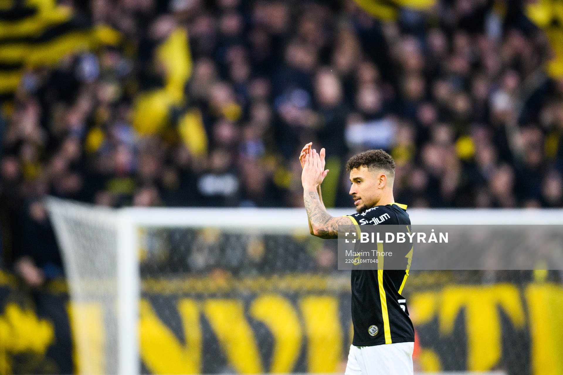 s Jordan Larsson tackar publiken vid byte