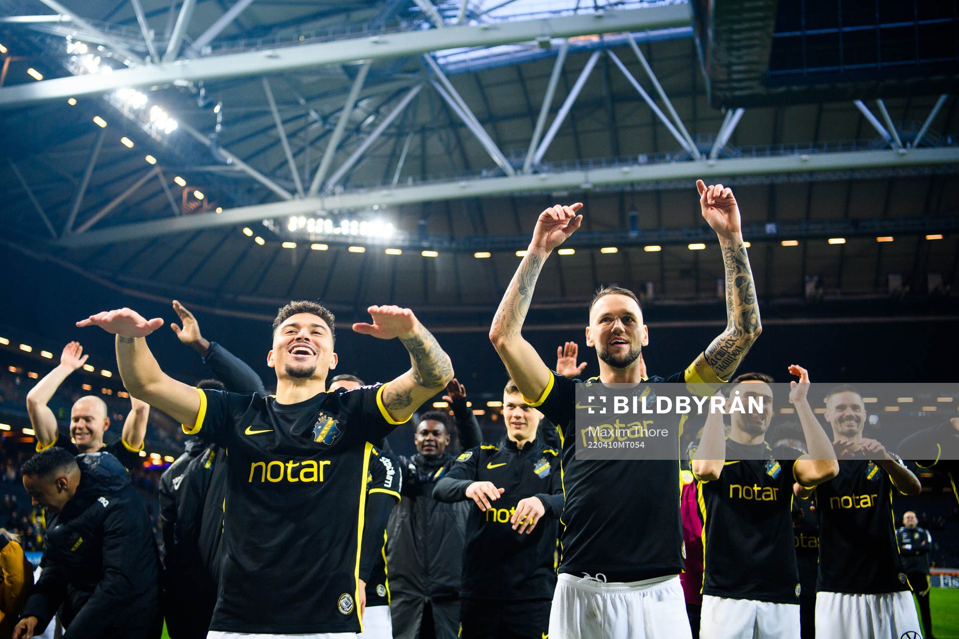 AIK:s Jordan Larsson och Alexander Milosevic jublar efter fotbollsmatchen i Allsvenskan mellan AIK och IFK Norrköping den 10 april 2022 i Stockholm. 