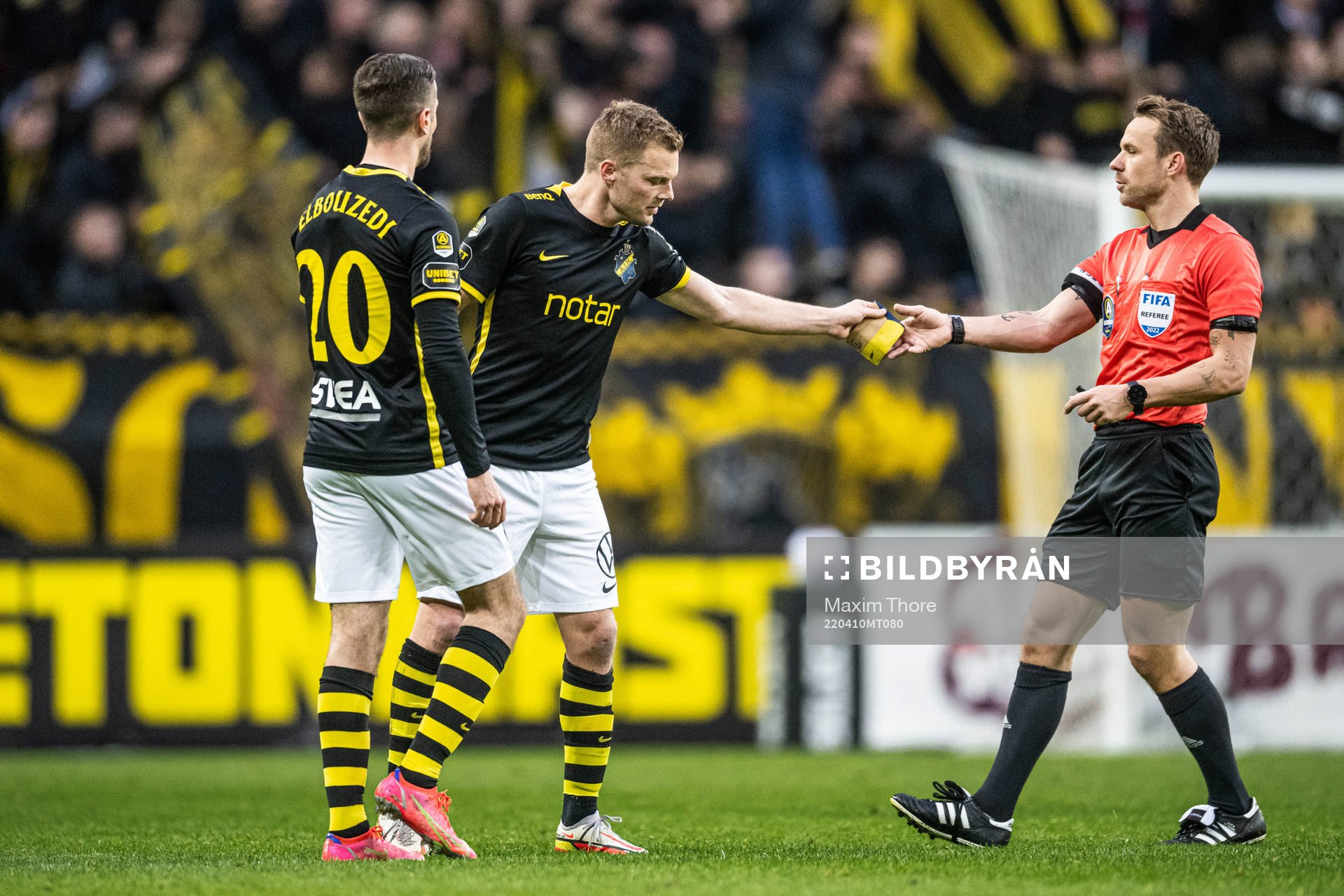 s Sebastian Larsson och domare Kristoffer Karlsson