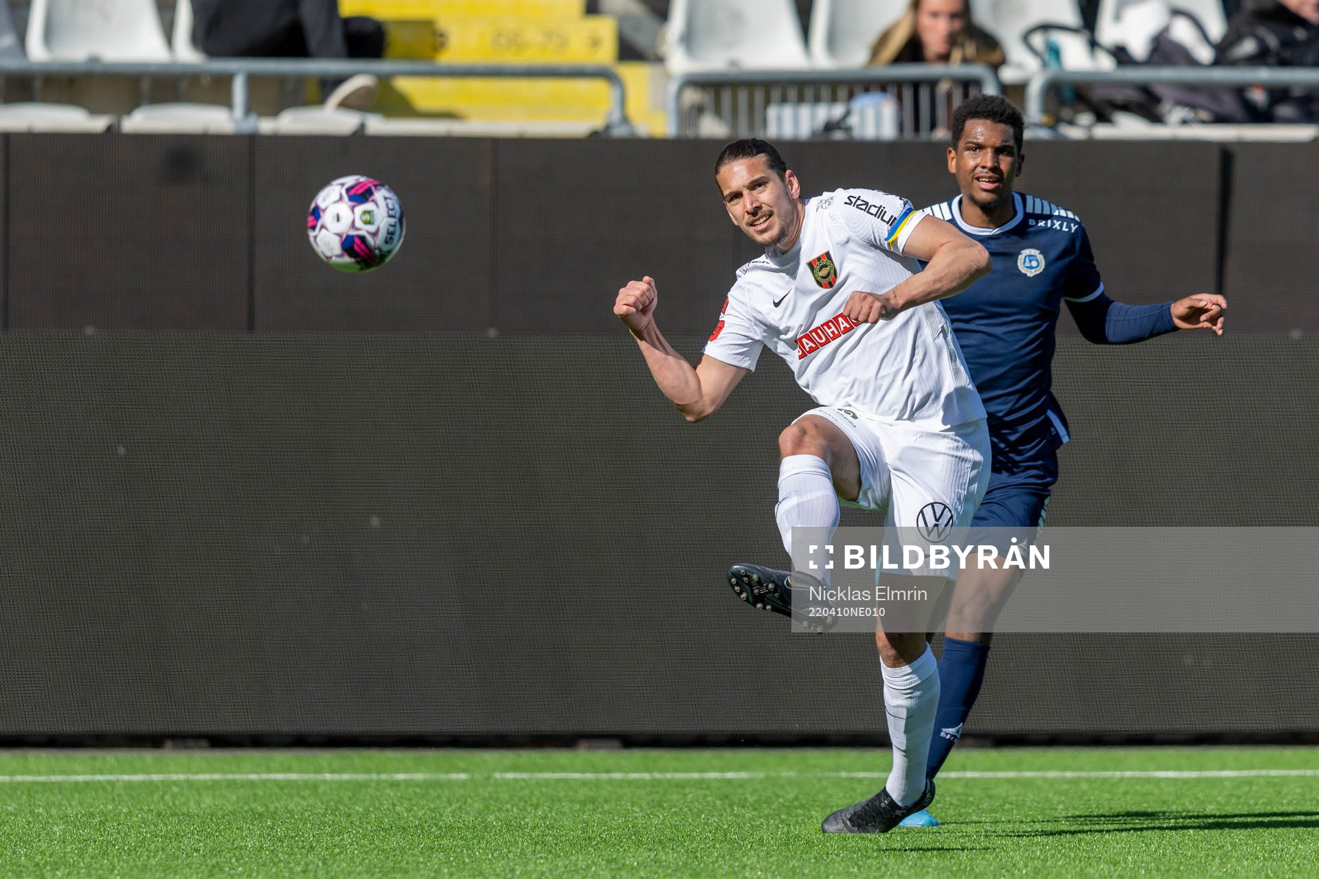 Brommapojkarnas Nikola Vasic och Utsiktens Michel Konradsen Ceide under fotbollsmatchen i Superettan mellan Utsikten och Brommapojkarna den 10 april 2022 i Göteborg. 