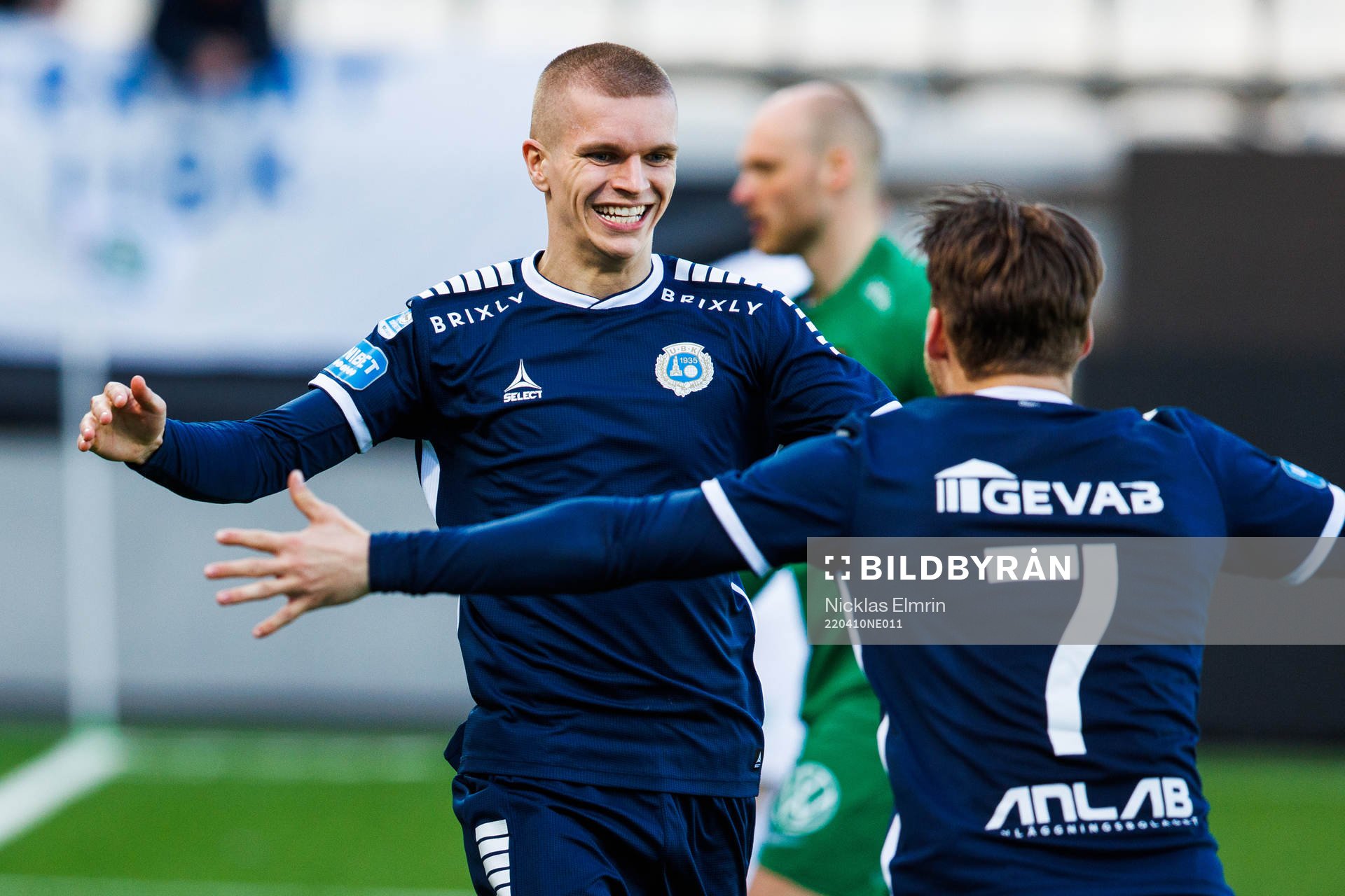Utsiktens Lucas Hedlund jublar efter 2-0 under fotbollsmatchen i Superettan mellan Utsikten och Brommapojkarna den 10 april 2022 i Göteborg.